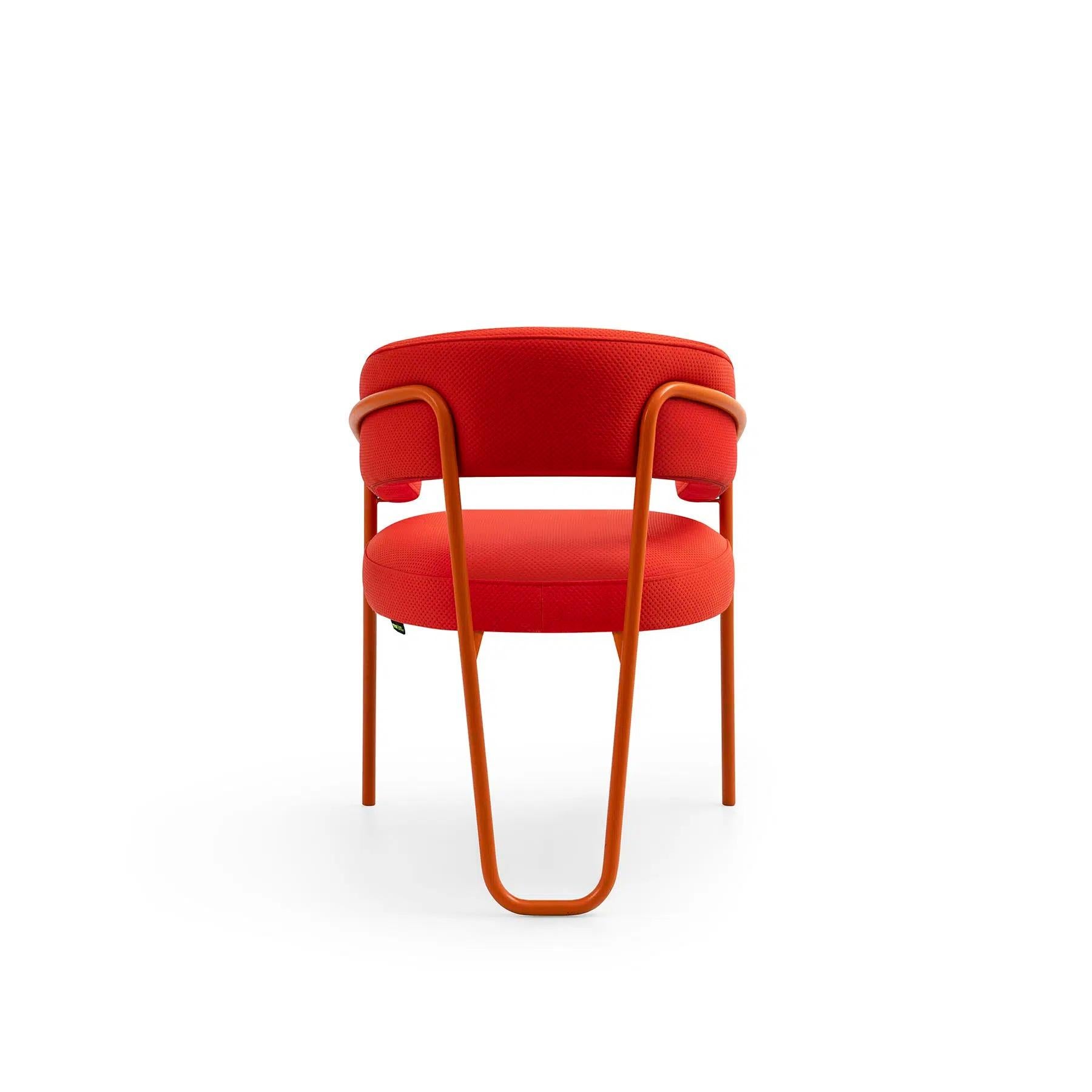 Sillón de Respaldo Curvo con Elegante Estructura Metálica y Tapizado Bouclé-Sergio López en Nuevo estado para la venta en NEW YORK, NY