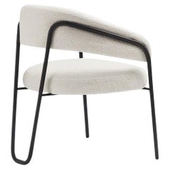 Sillón de Respaldo Curvo con Elegante Estructura Metálica y Tapizado Bouclé-Sergio López