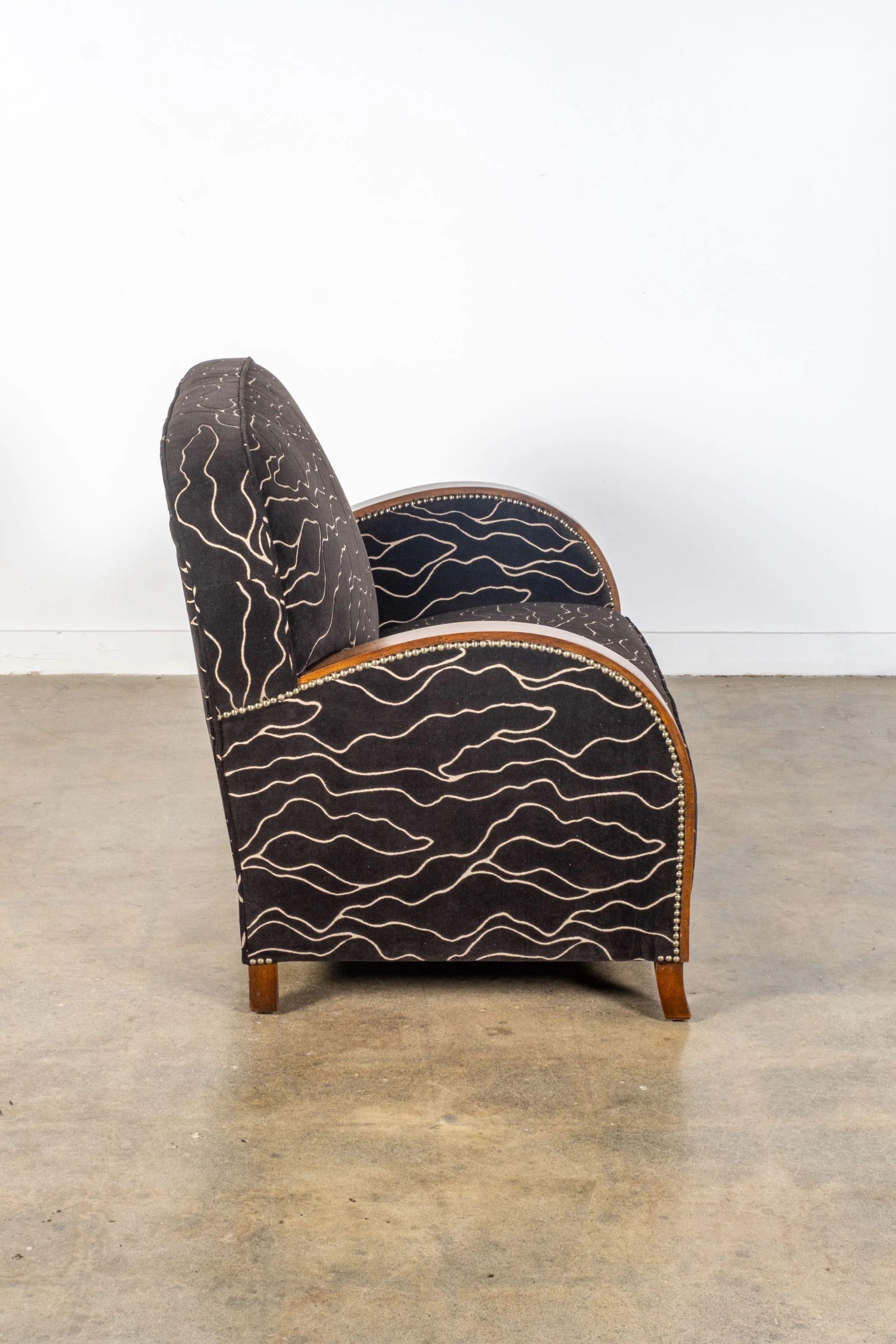 Art déco Loveseat Art Déco à dossier incurvé avec nouveau tissu d'ameublement en vente