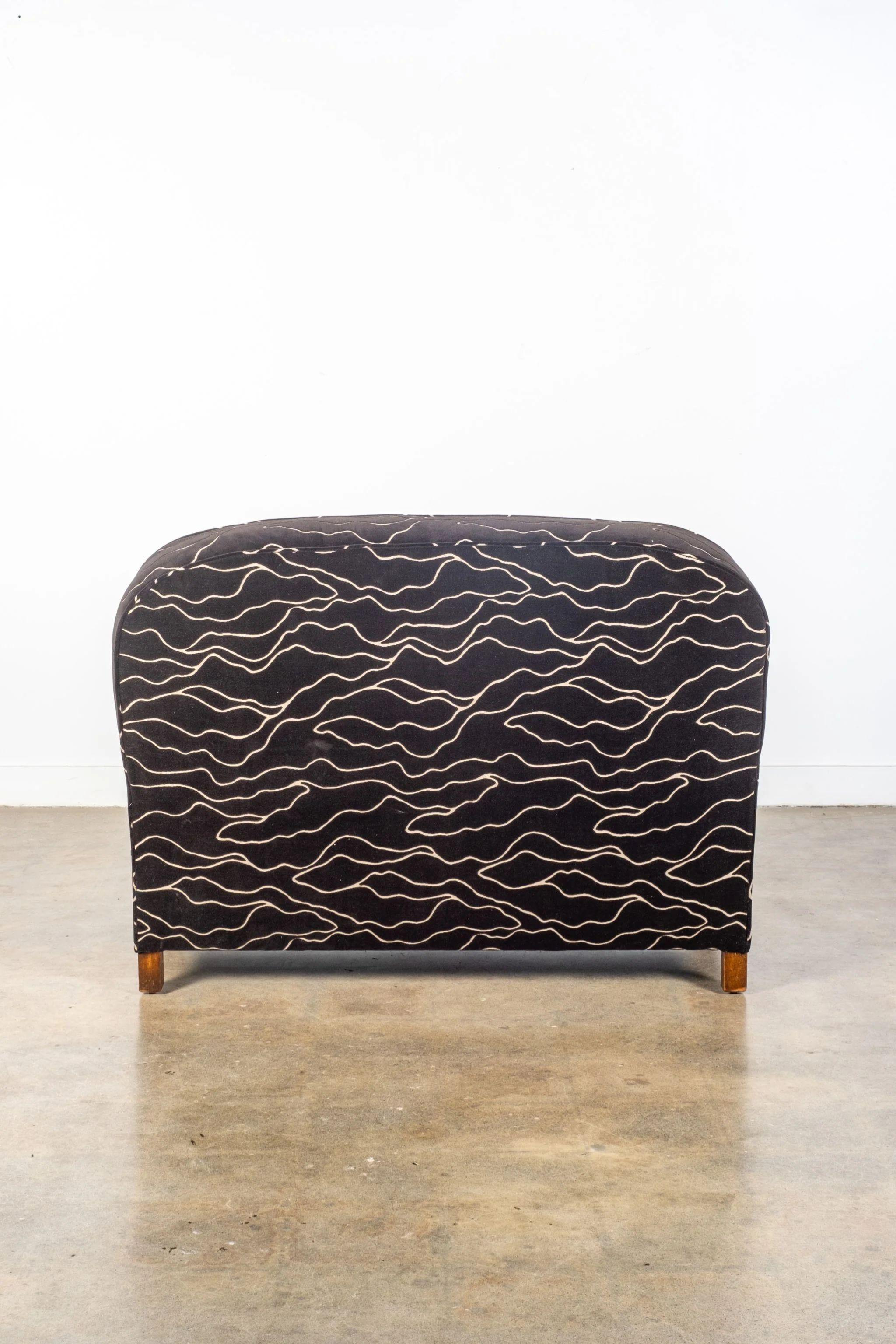 Loveseat Art Déco à dossier incurvé avec nouveau tissu d'ameublement Bon état - En vente à Toronto, CA