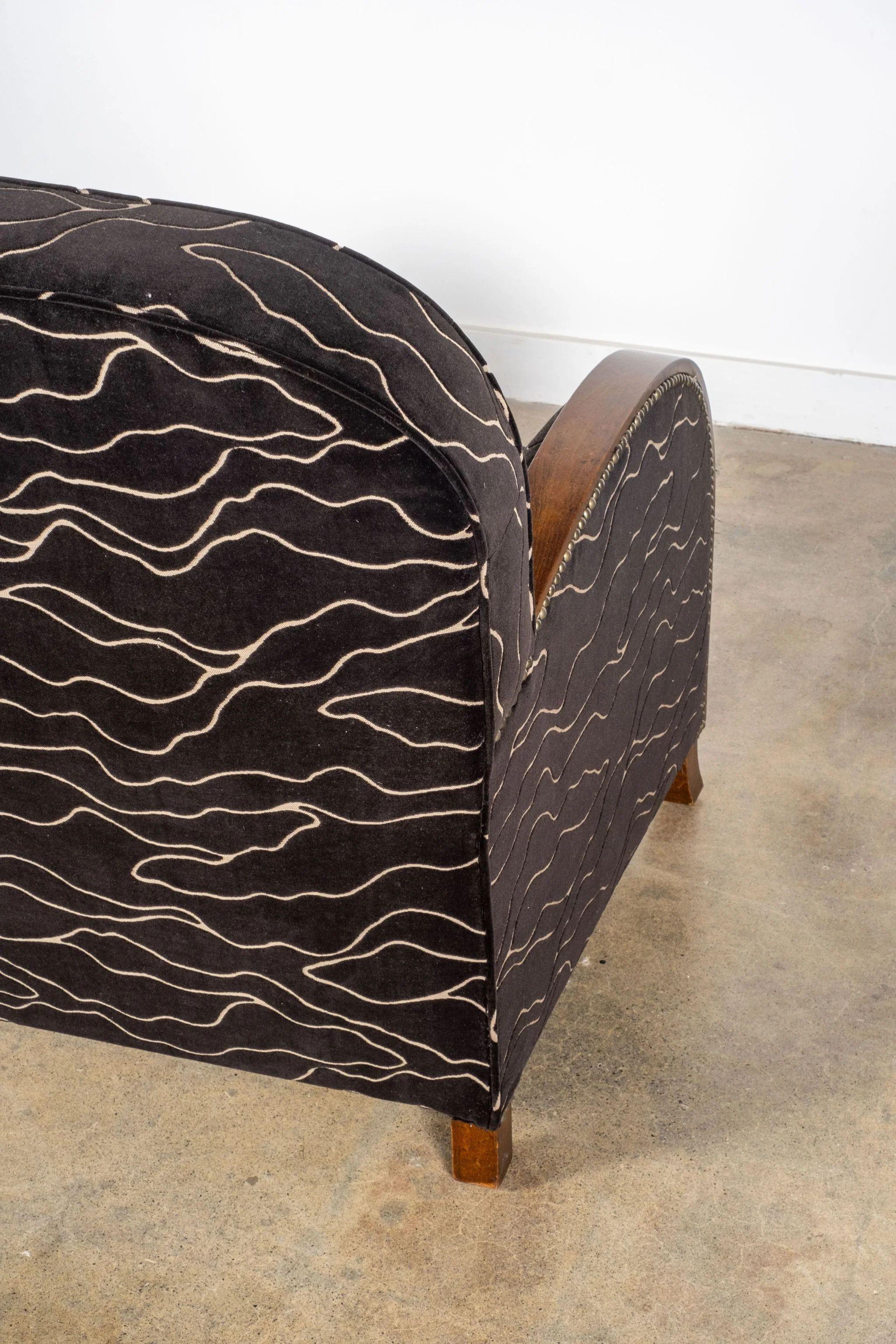 Milieu du XXe siècle Loveseat Art Déco à dossier incurvé avec nouveau tissu d'ameublement en vente