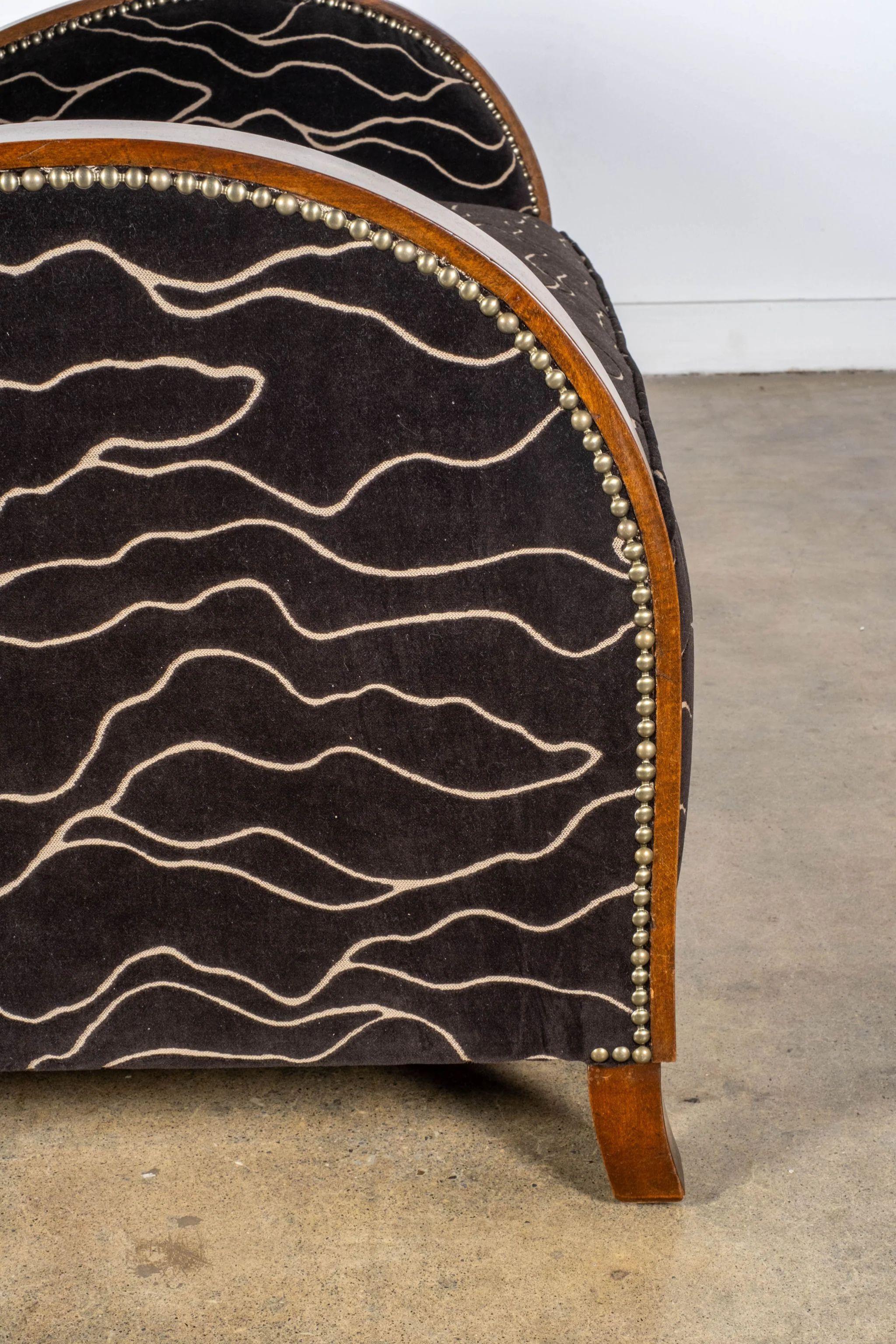 Tissu Loveseat Art Déco à dossier incurvé avec nouveau tissu d'ameublement en vente