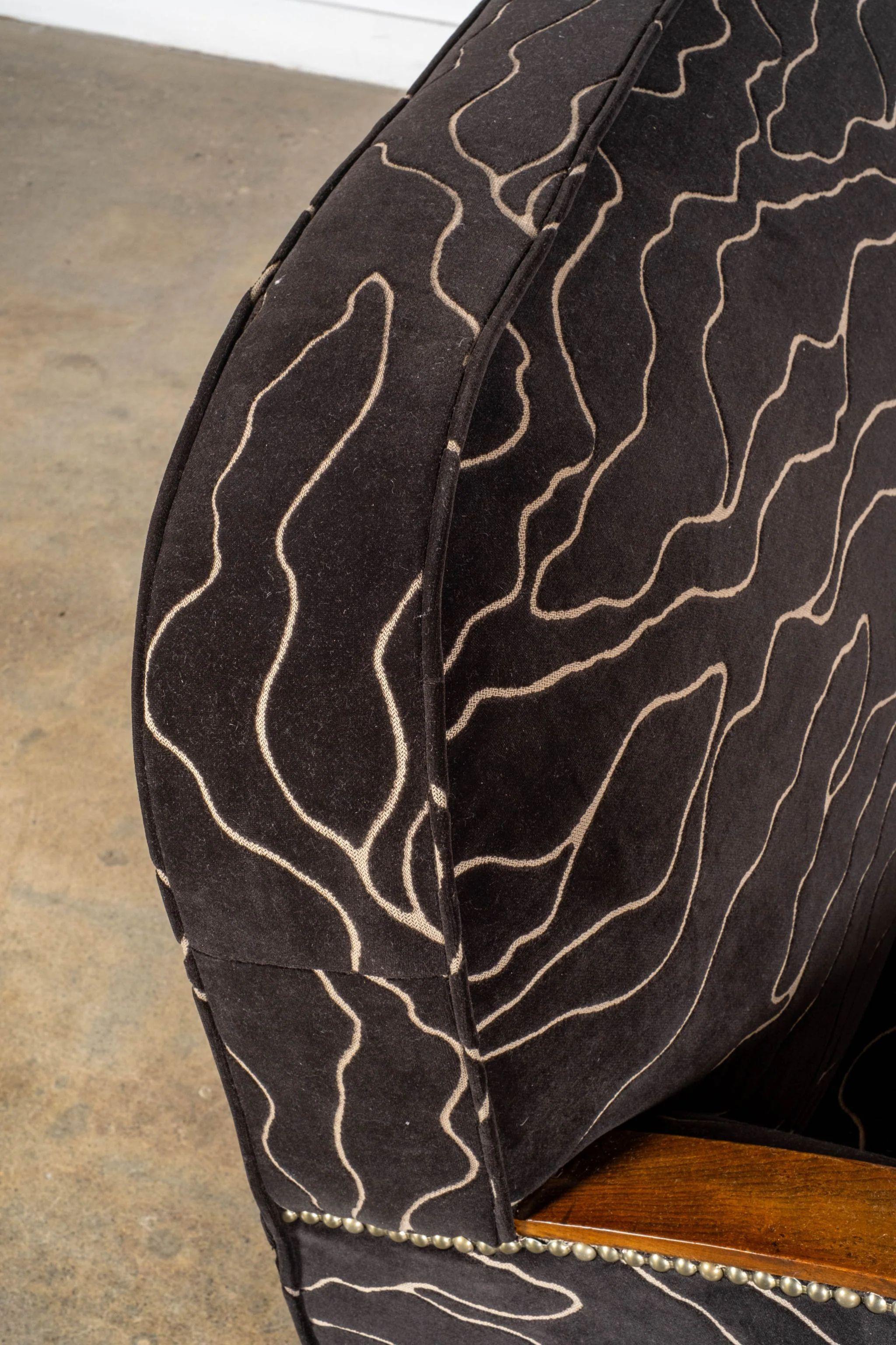 Loveseat Art Déco à dossier incurvé avec nouveau tissu d'ameublement en vente 1