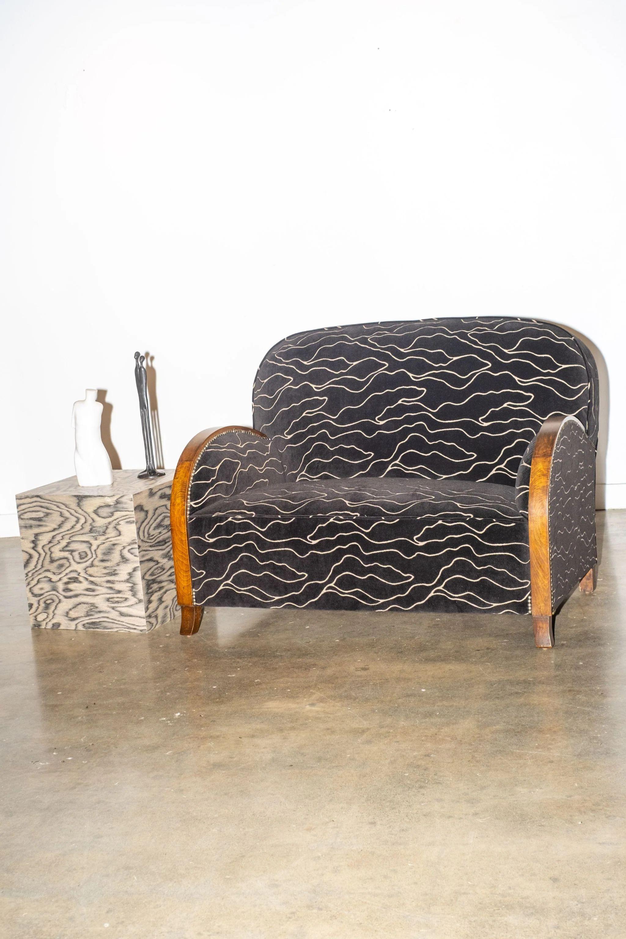 Loveseat Art Déco à dossier incurvé avec nouveau tissu d'ameublement en vente 2