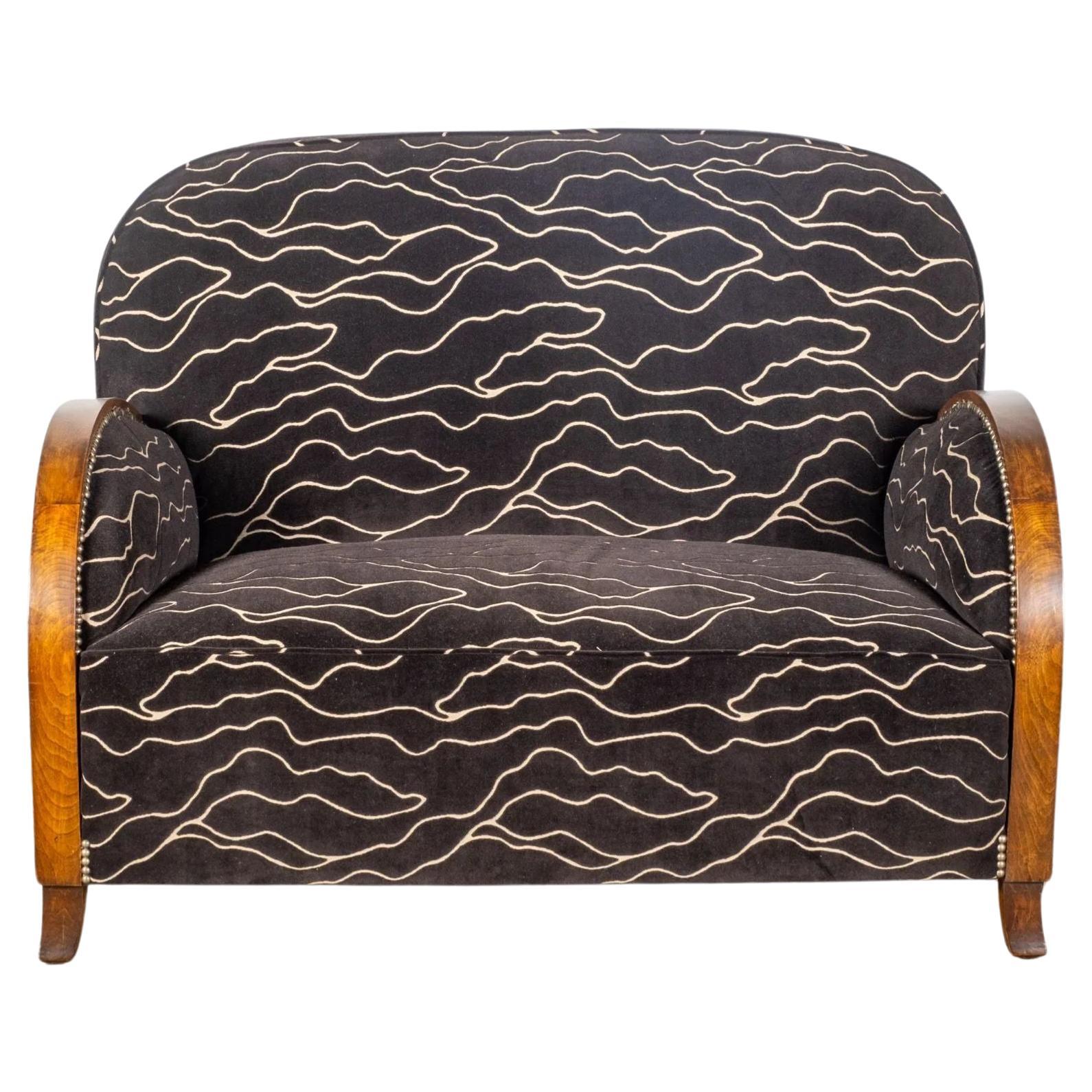 Loveseat Art Déco à dossier incurvé avec nouveau tissu d'ameublement