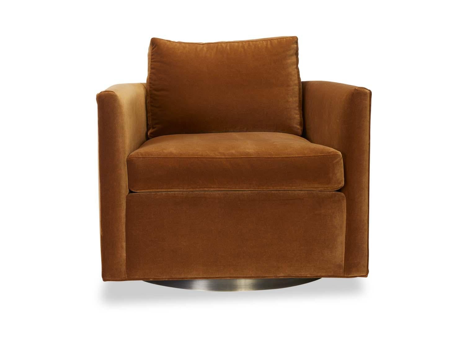 Le Curved Back Swivel Chair est un fauteuil de salon de style smoking avec des coins incurvés et une base en métal. Le fauteuil est doté de coussins d'assise et de dossier amovibles, enveloppés de duvet.

La collection Lawson-Fenning est conçue et