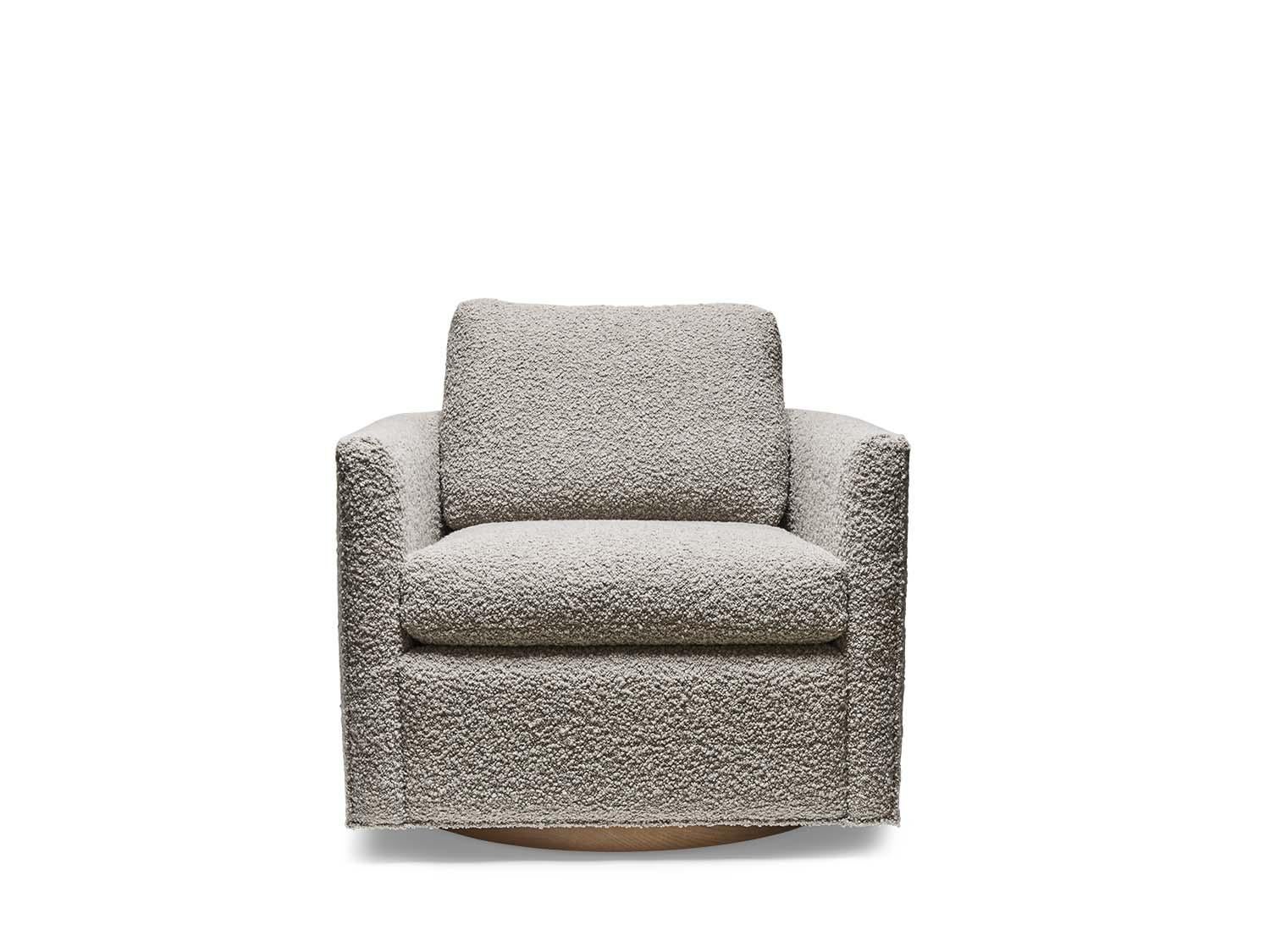 Le fauteuil pivotant à dossier incurvé est un fauteuil de salon de style smoking avec des coins incurvés et une base en métal. Le fauteuil est doté de coussins d'assise et de dossier déhoussables et enveloppés de duvet.

La collection