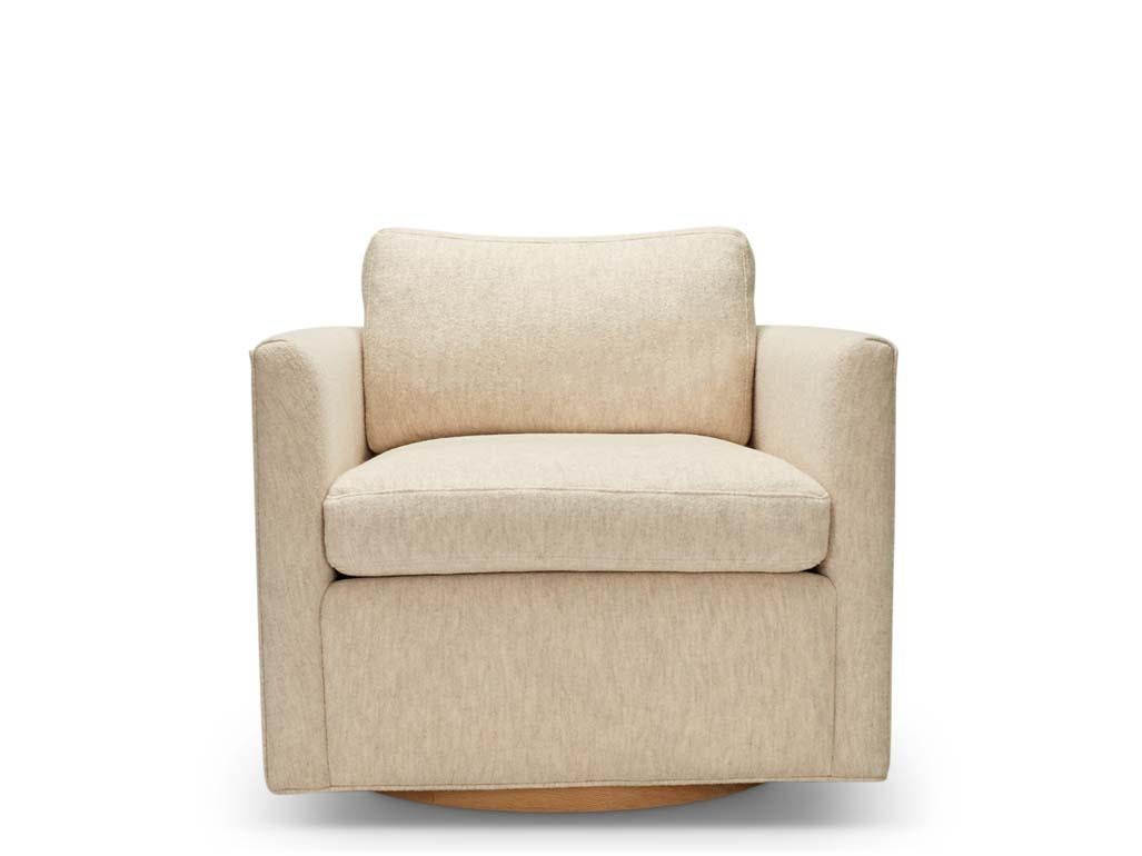 Der Drehsessel mit geschwungener Rückenlehne ist ein Loungesessel im Smoking-Stil mit geschwungenen Ecken und einem Metallgestell. Der Stuhl verfügt über abnehmbare Sitz- und Rückenkissen, die mit Daunen umhüllt sind.

Die Lawson-Fenning