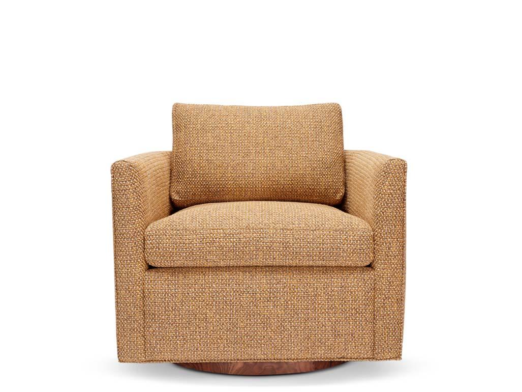 Le fauteuil pivotant à dossier incurvé est un fauteuil de salon de style smoking avec des coins incurvés et une base en métal. Le fauteuil est doté de coussins d'assise et de dossier déhoussables et enveloppés de duvet.

La Collection Lawson-Fenning