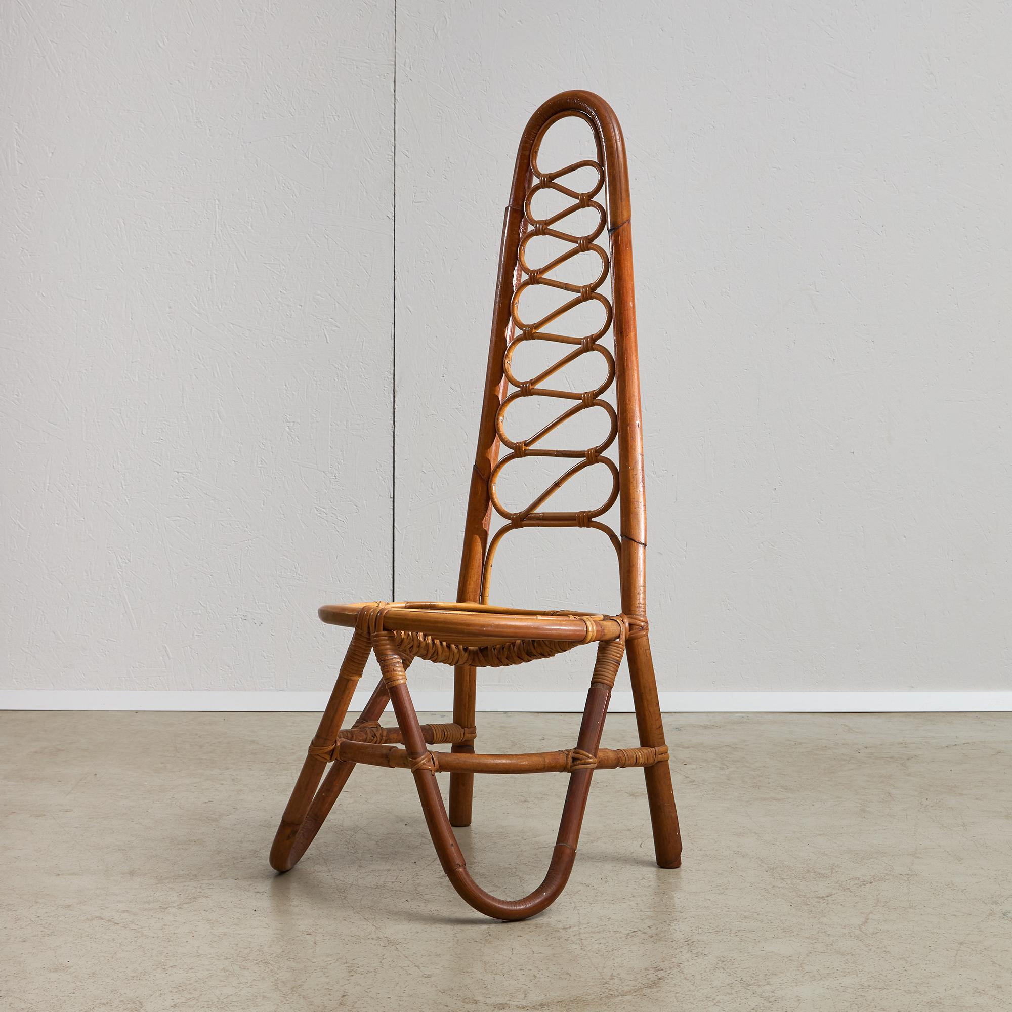 Ti presentiamo questa splendida sedia con schienale alto in bambù, un pezzo notevole degli anni '60 che incarna l'essenza del design di metà secolo grazie alla sua eccezionale maestria ed eleganza duratura. Adornata da intricati dettagli a spirale e