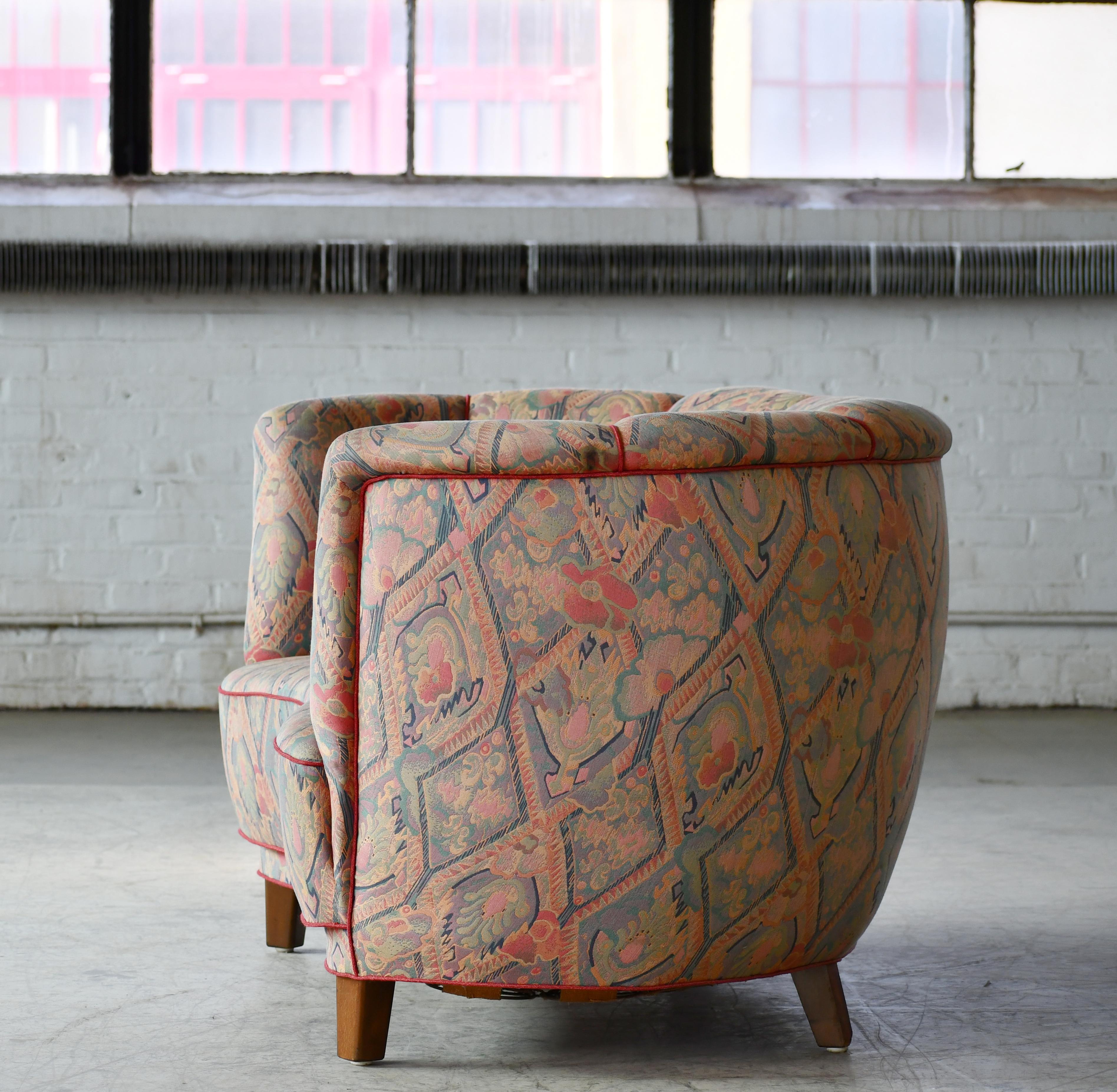 Gebogener Loveseat oder Sofa in Bananenform aus geblümter Wolle, Dänemark 1940er Jahre (Mitte des 20. Jahrhunderts) im Angebot