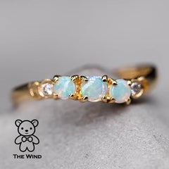 Anello con opale massiccio australiano e diamanti, con fascia ricurva, in oro 14K