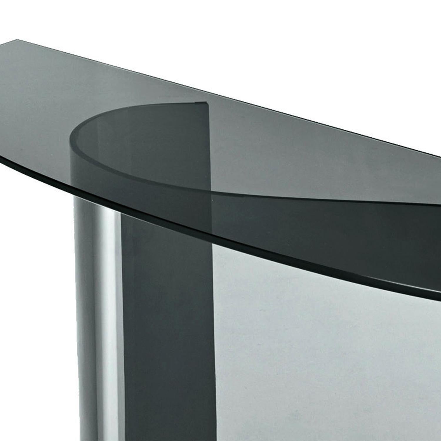 Console table curved baroco with tempered glass top, 
10 mm thickness, in smoke finish. With subtle curved glass 
base, 10 mm thickness. Also available in bronze glass finish
on request.