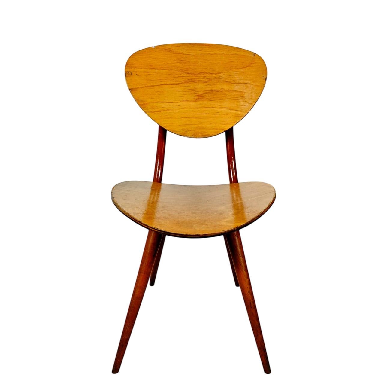 Spectacular curved beech chairs with thermoformed plywood seat

Manufacturer: Stella (label)

France early 50s
