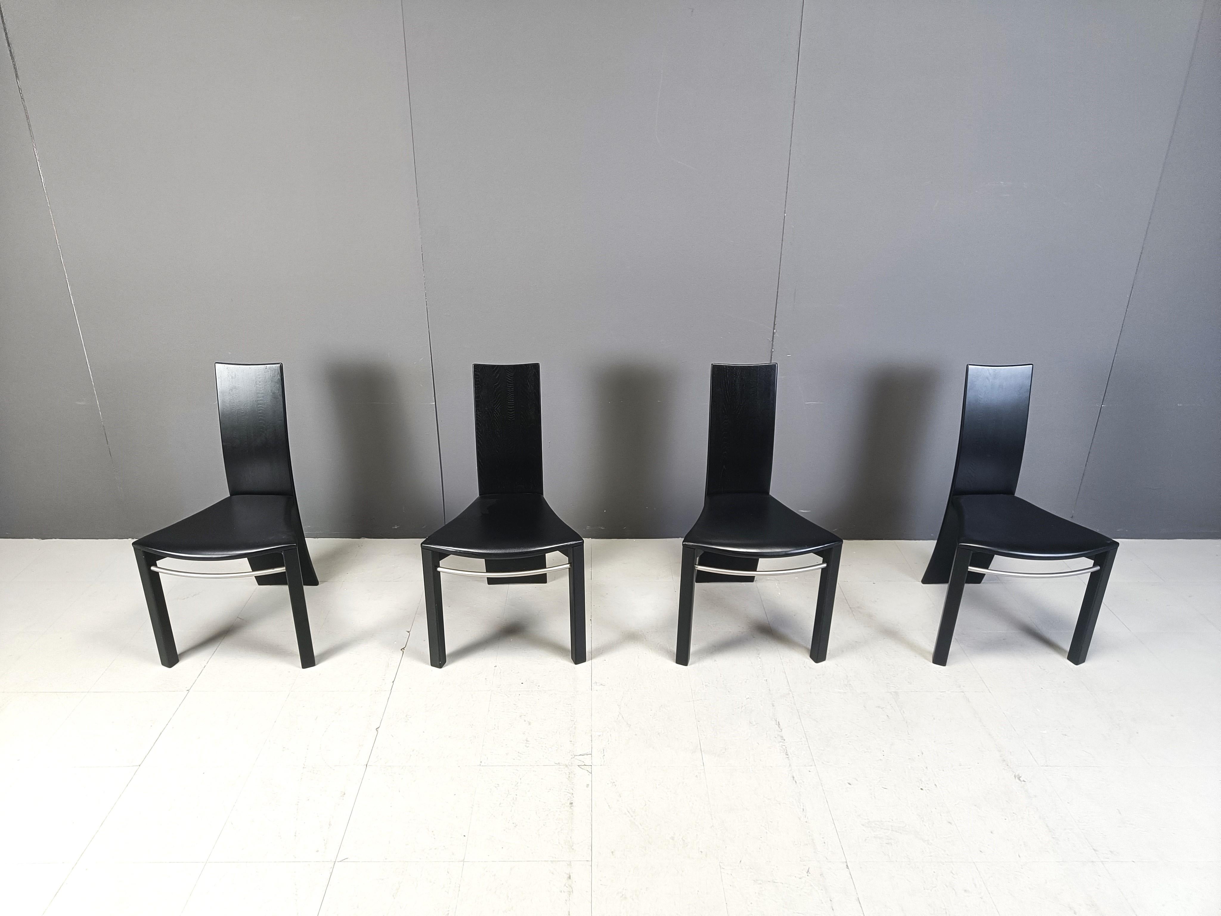 Vintage dining chairs with curved wooden backrests, tripod design.

Ebonized wooden fame and backpanel and a bent metal rod.

The chairs are in very good condition.

1980s - Belgium

Dimensions
Height: 86cm
Width: 50cm
Depth: 45cm
Seat  height: