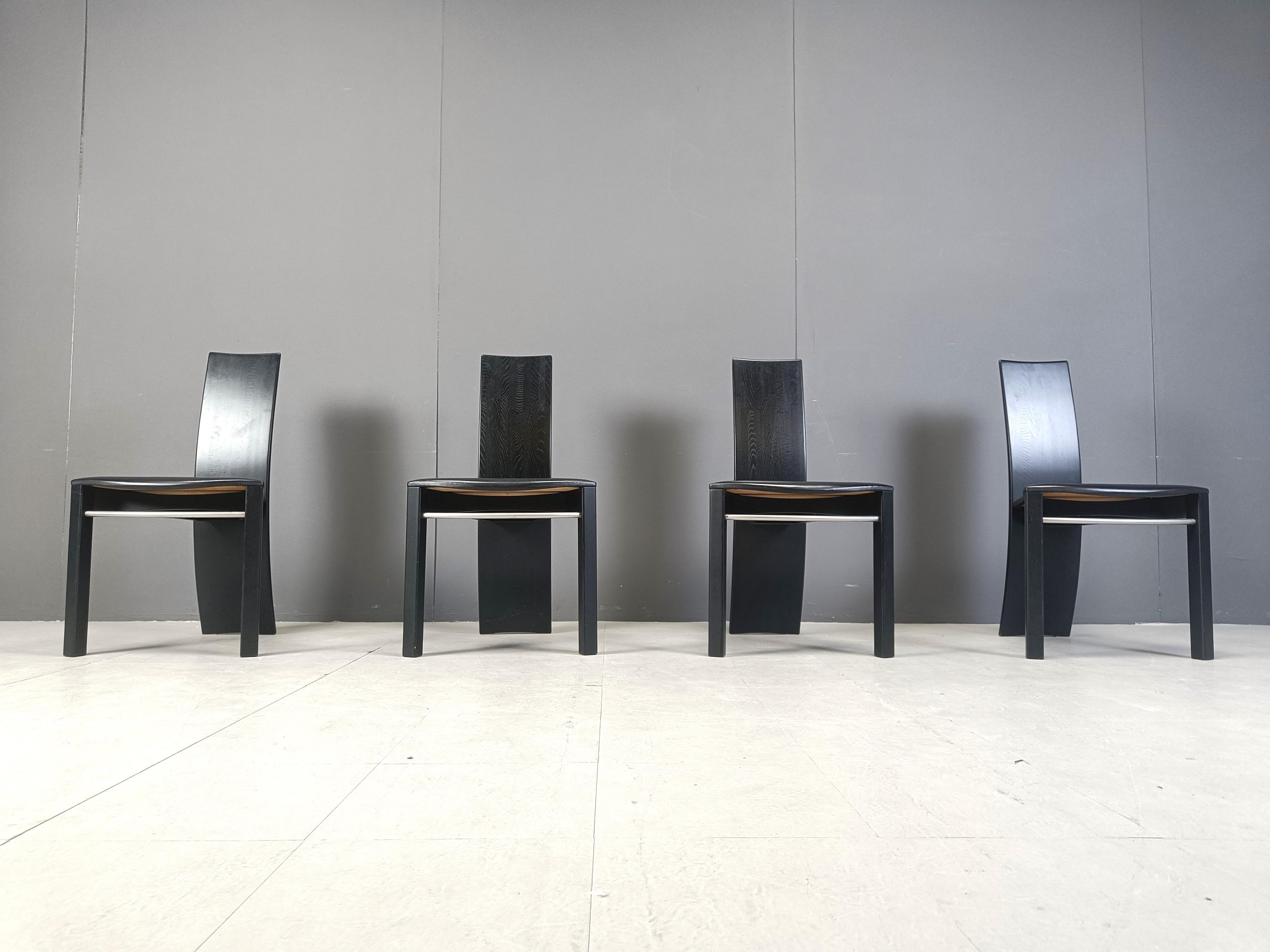 Curved black wooden dinng chairs, 1980s In Good Condition For Sale In Leuven, Vlaams Gewest