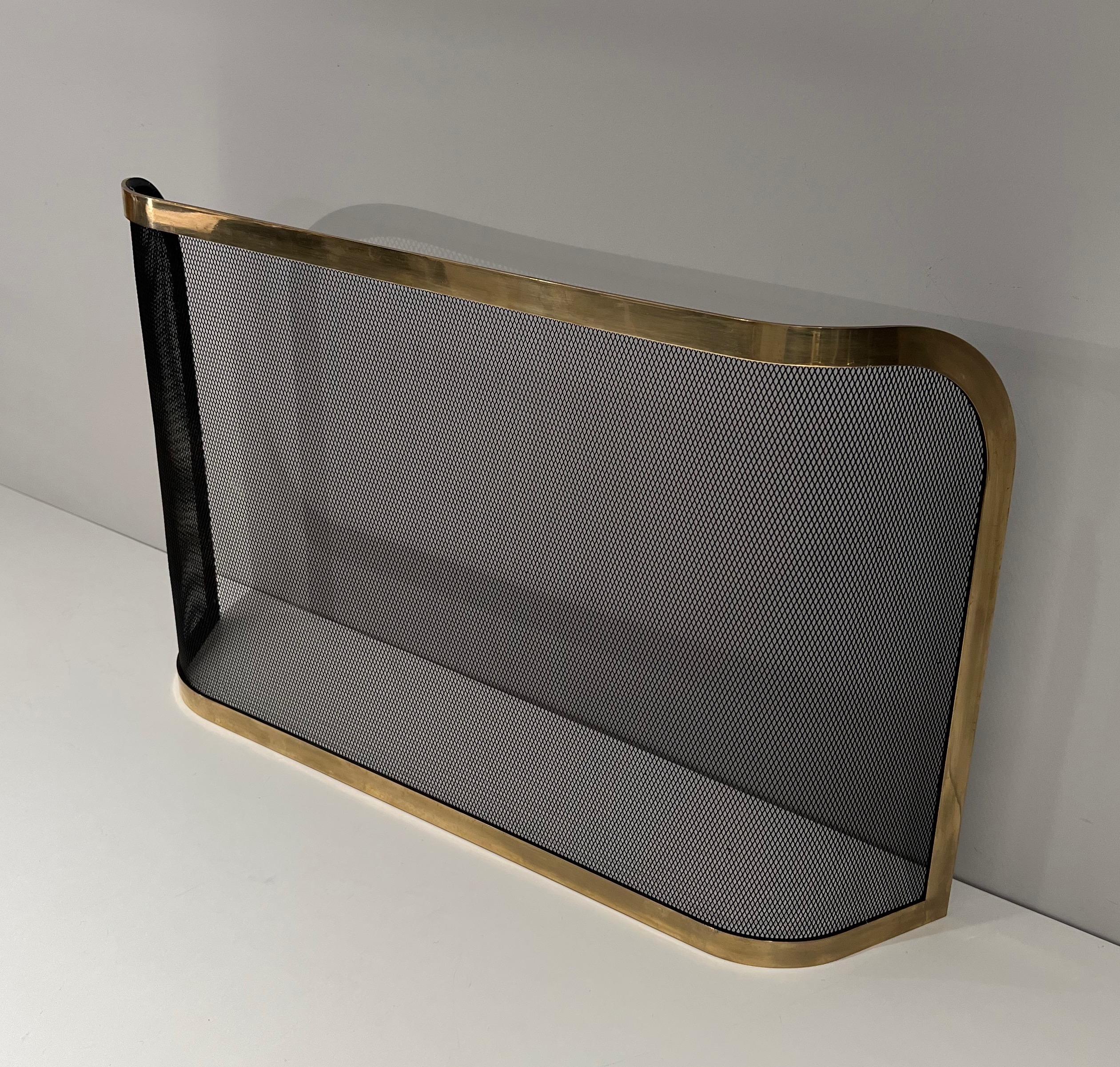 Curved Brass and Grilling Fireplace Screen For Sale 5