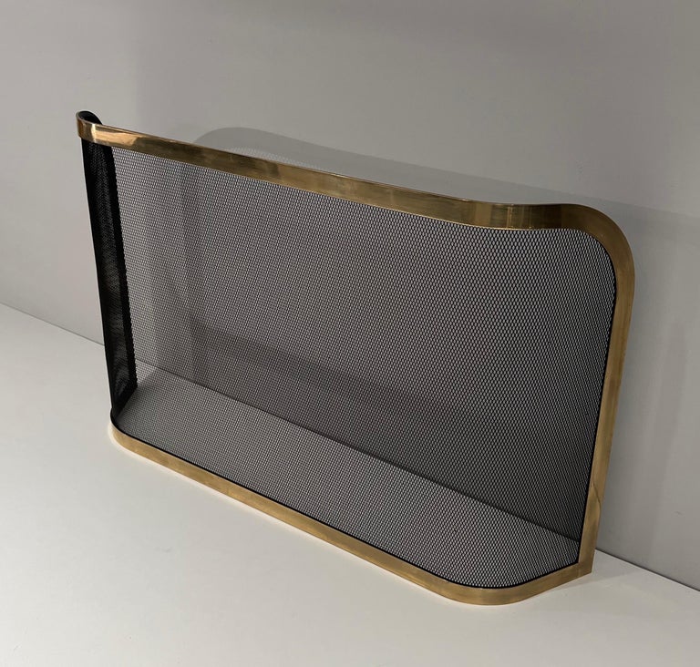 Curved Brass and Grilling Fireplace Screen For Sale at 1stDibs