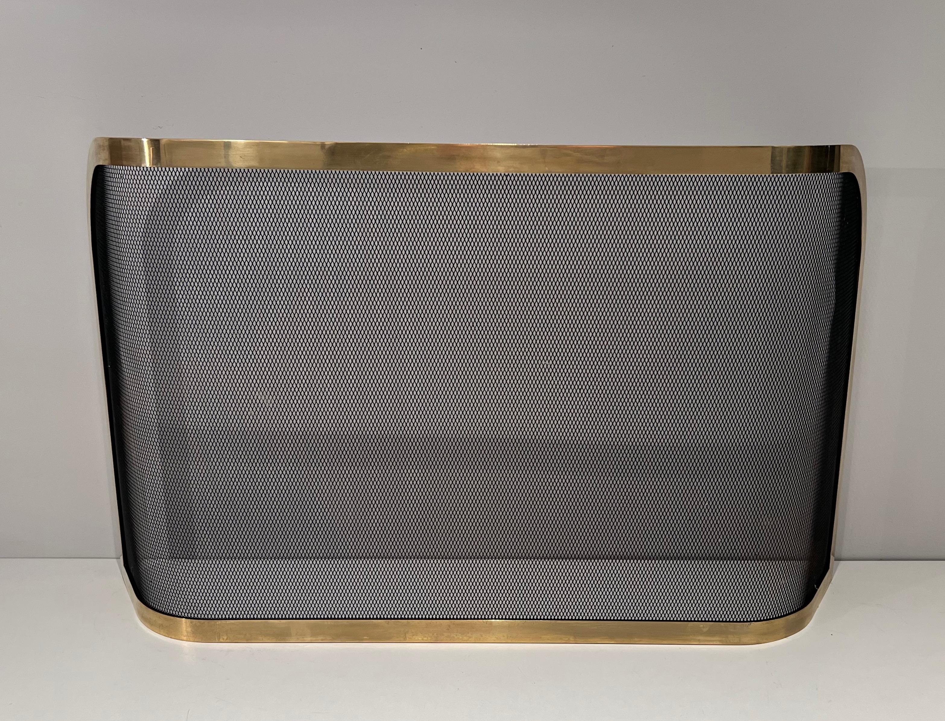 This nice curved fireplace screen is made of brass and grilling. This is a French work. Circa 1970.