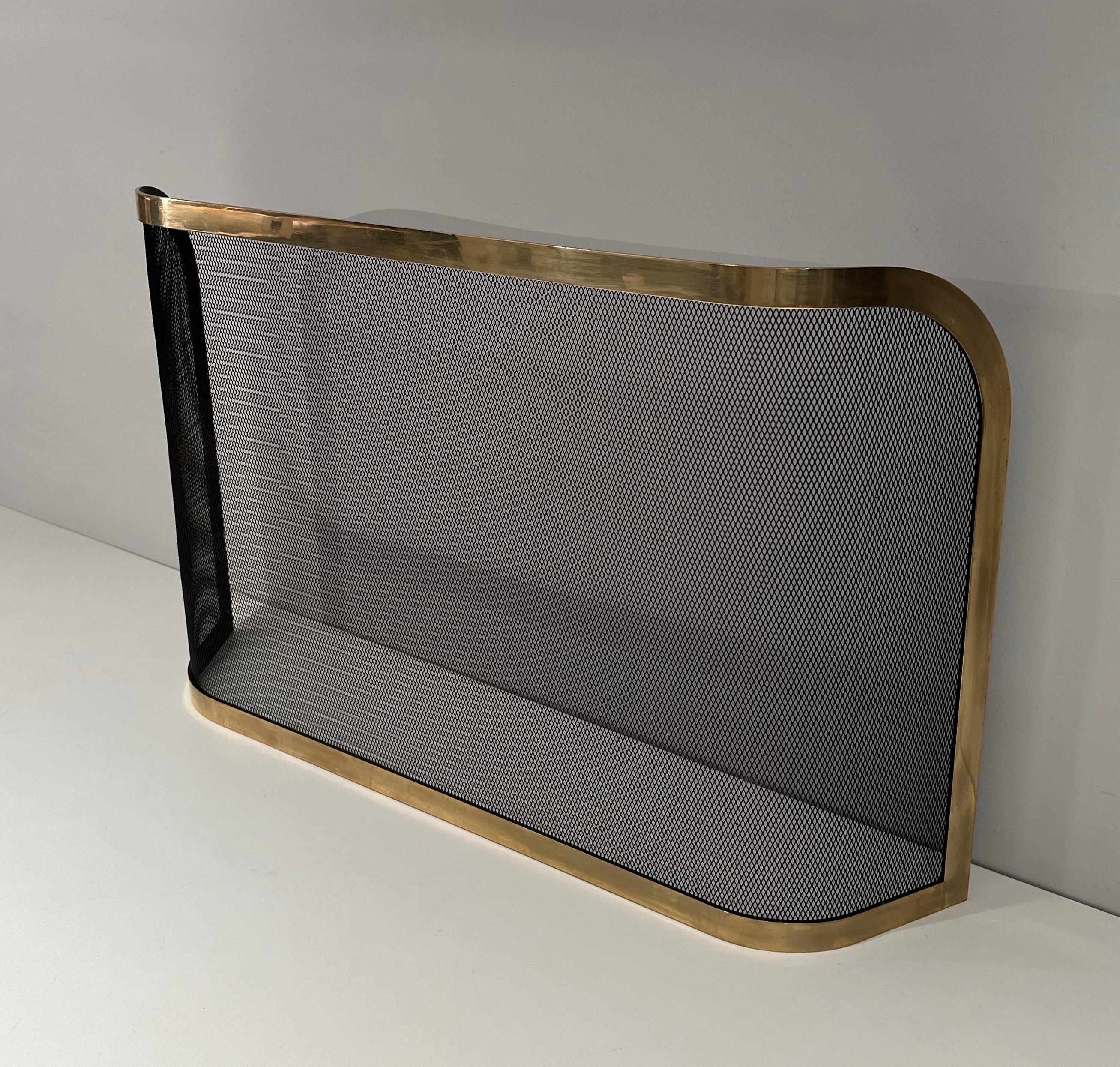 Curved Brass and Grilling Fireplace Screen For Sale 1