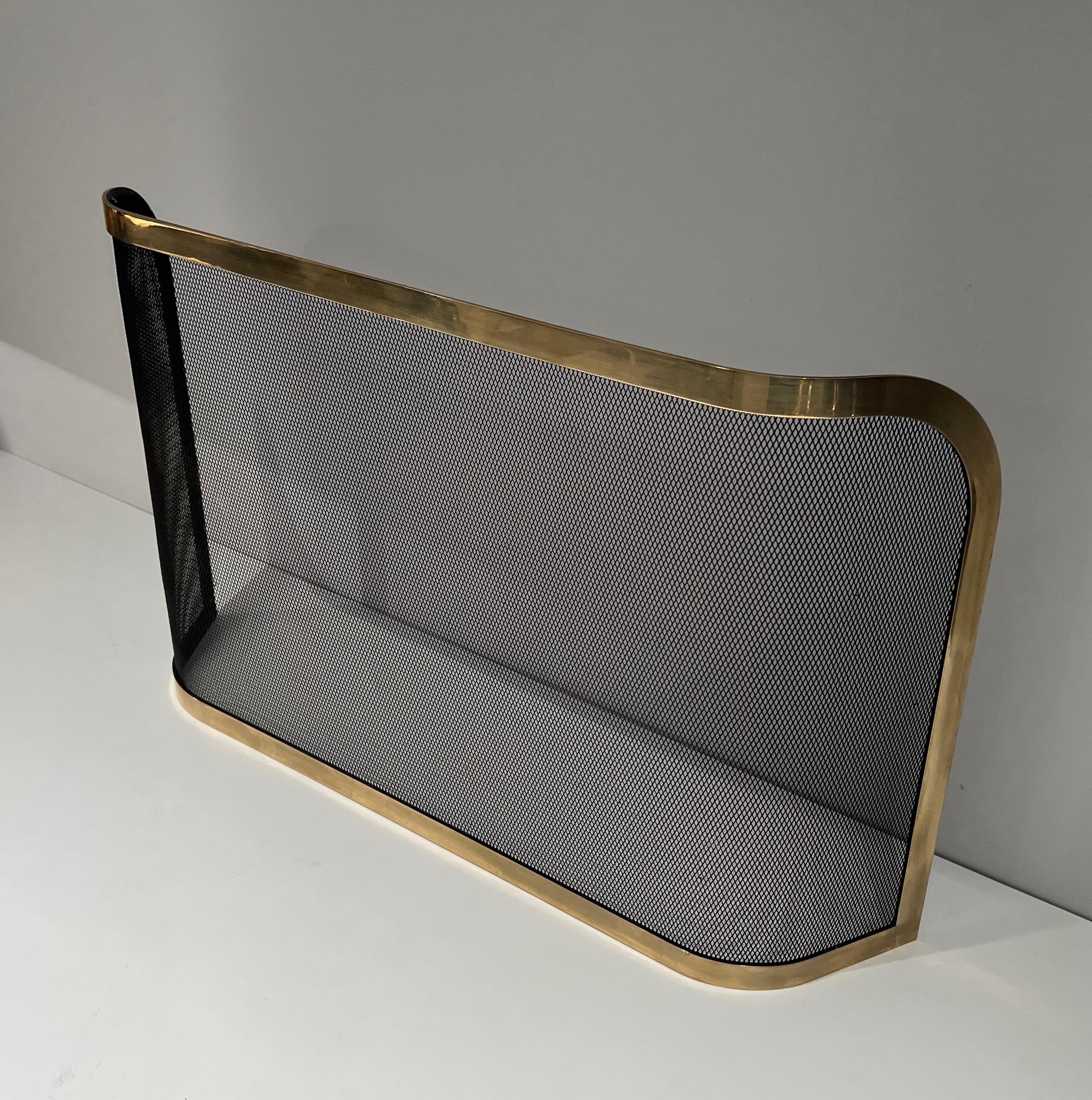 Curved Brass and Grilling Fireplace Screen For Sale 2