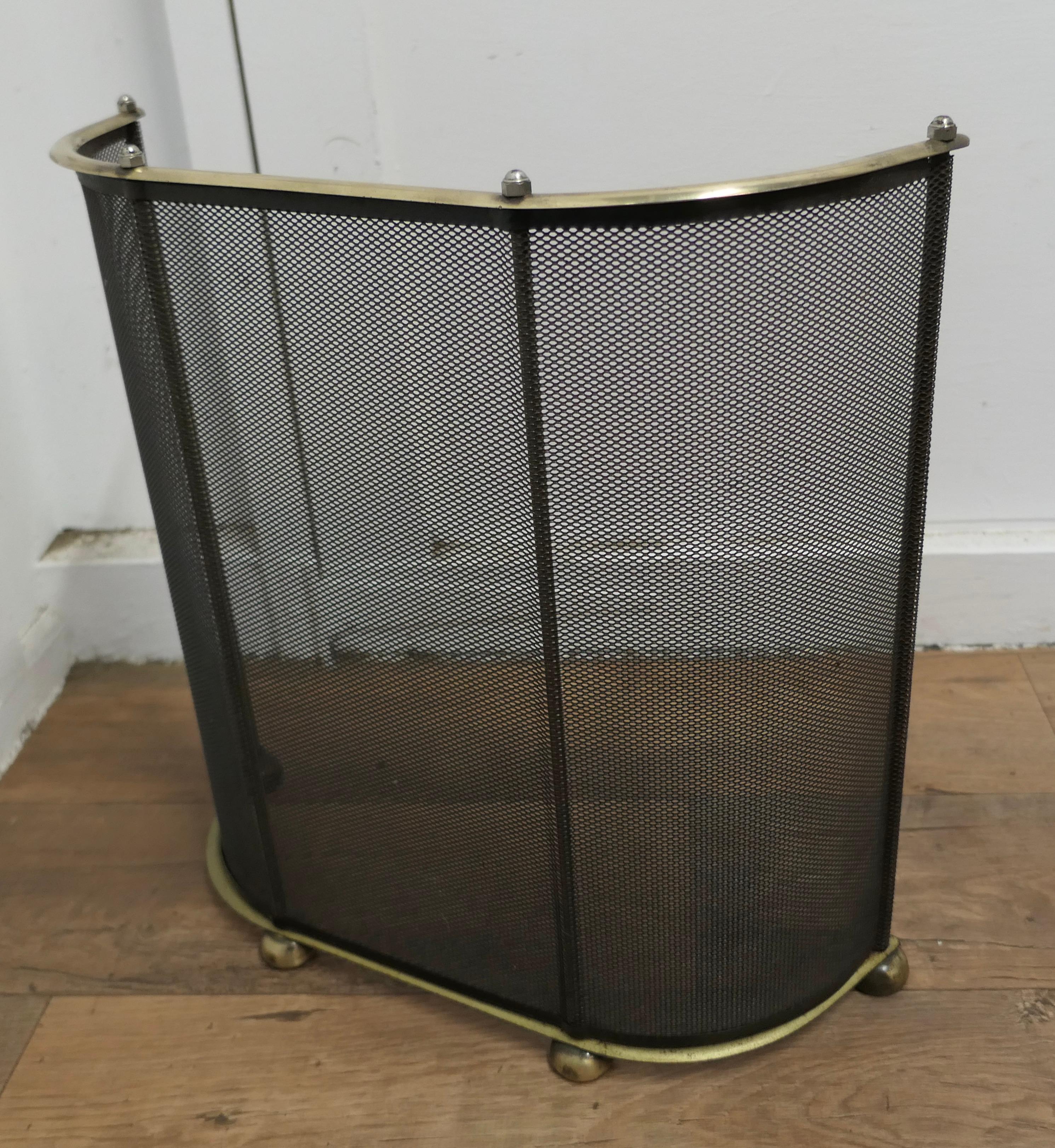  Curved Brass and Iron Nursery Fire Guard    In Good Condition For Sale In Chillerton, Isle of Wight
