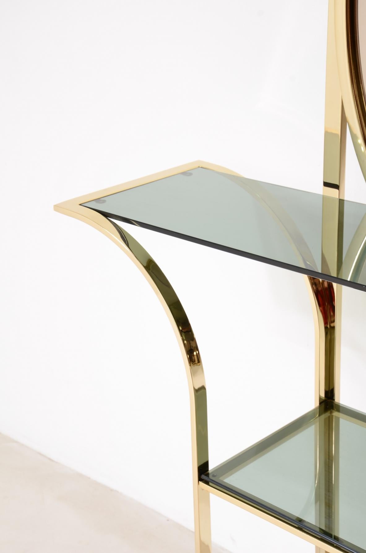 Curved brass console table with mirror  In Excellent Condition For Sale In Milano, IT