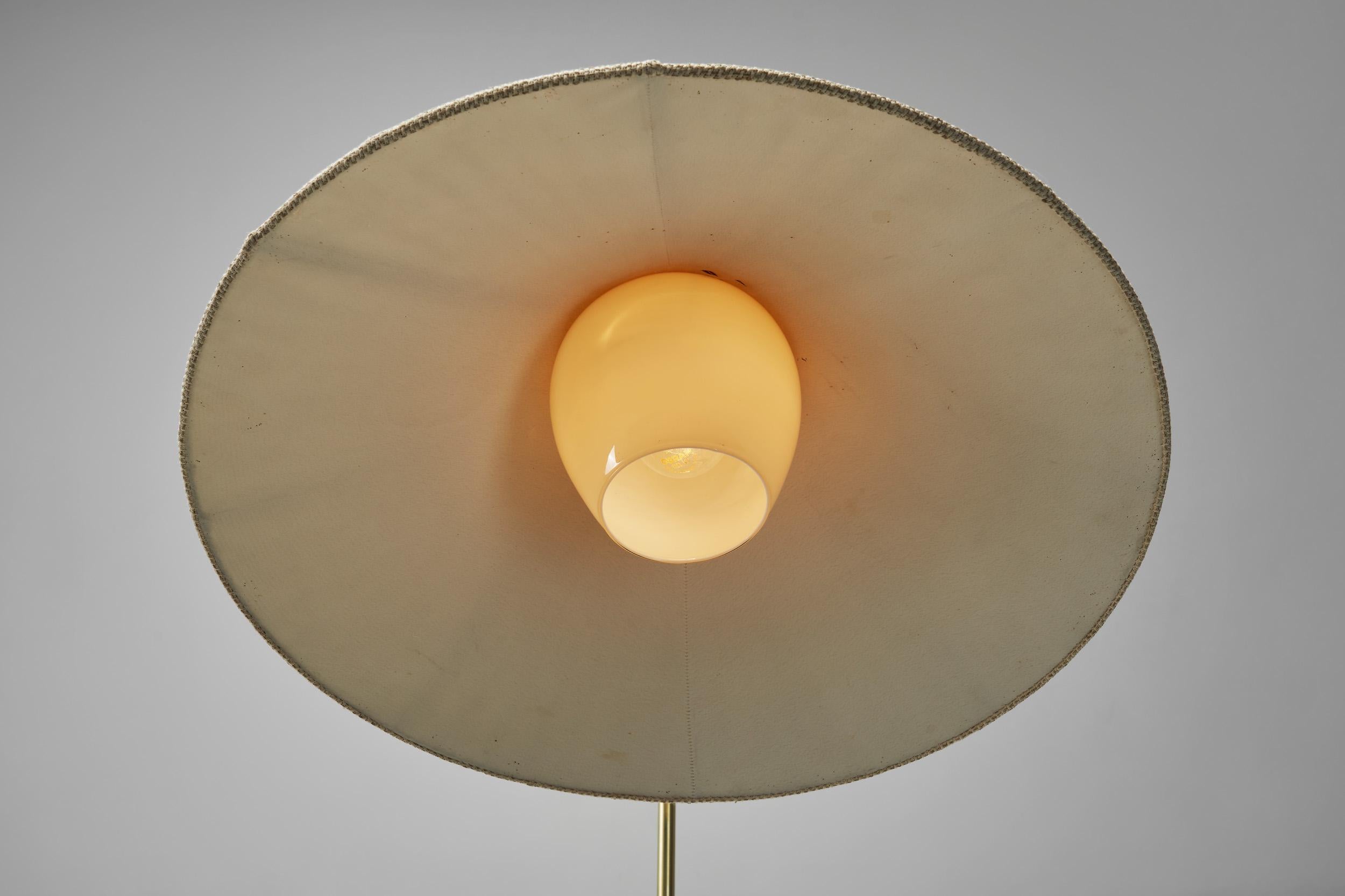 Lampada da terra in ottone curvato, Europa, metà del XX secolo in vendita 5
