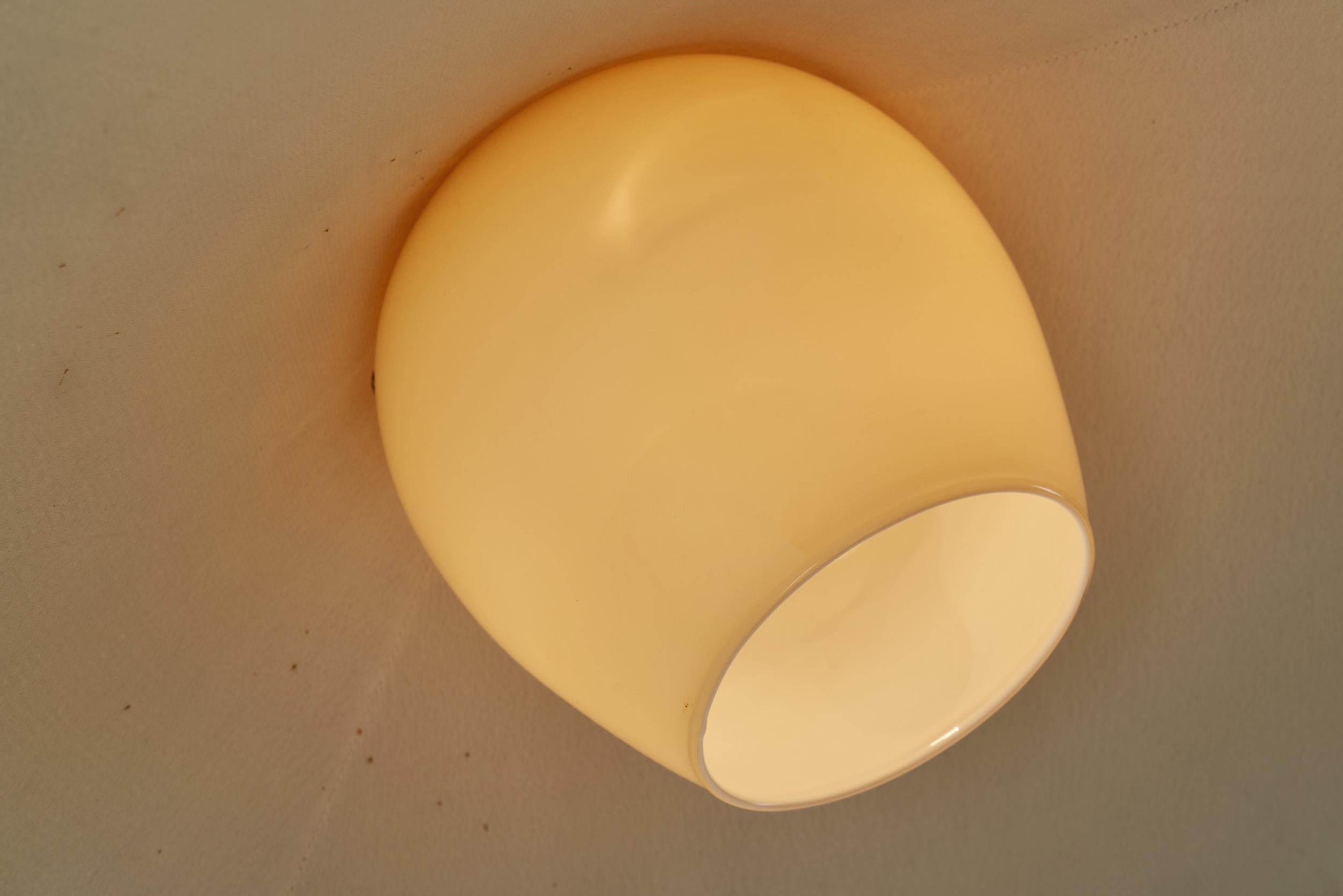 Lampada da terra in ottone curvato, Europa, metà del XX secolo in vendita 6