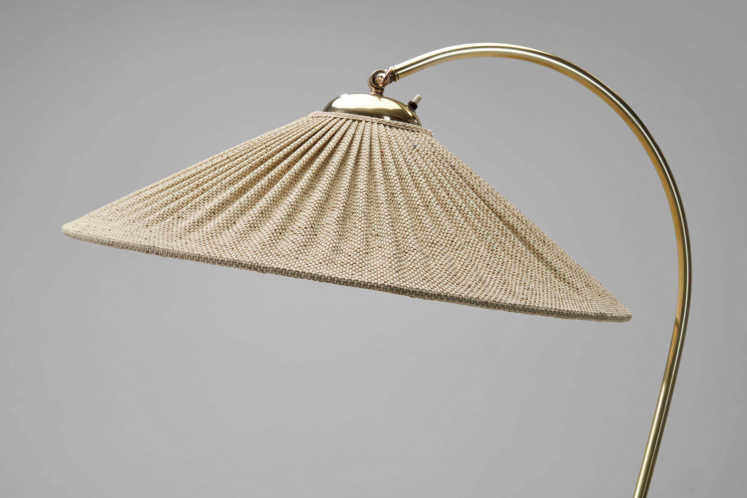Lampada da terra in ottone curvato, Europa, metà del XX secolo in vendita 9