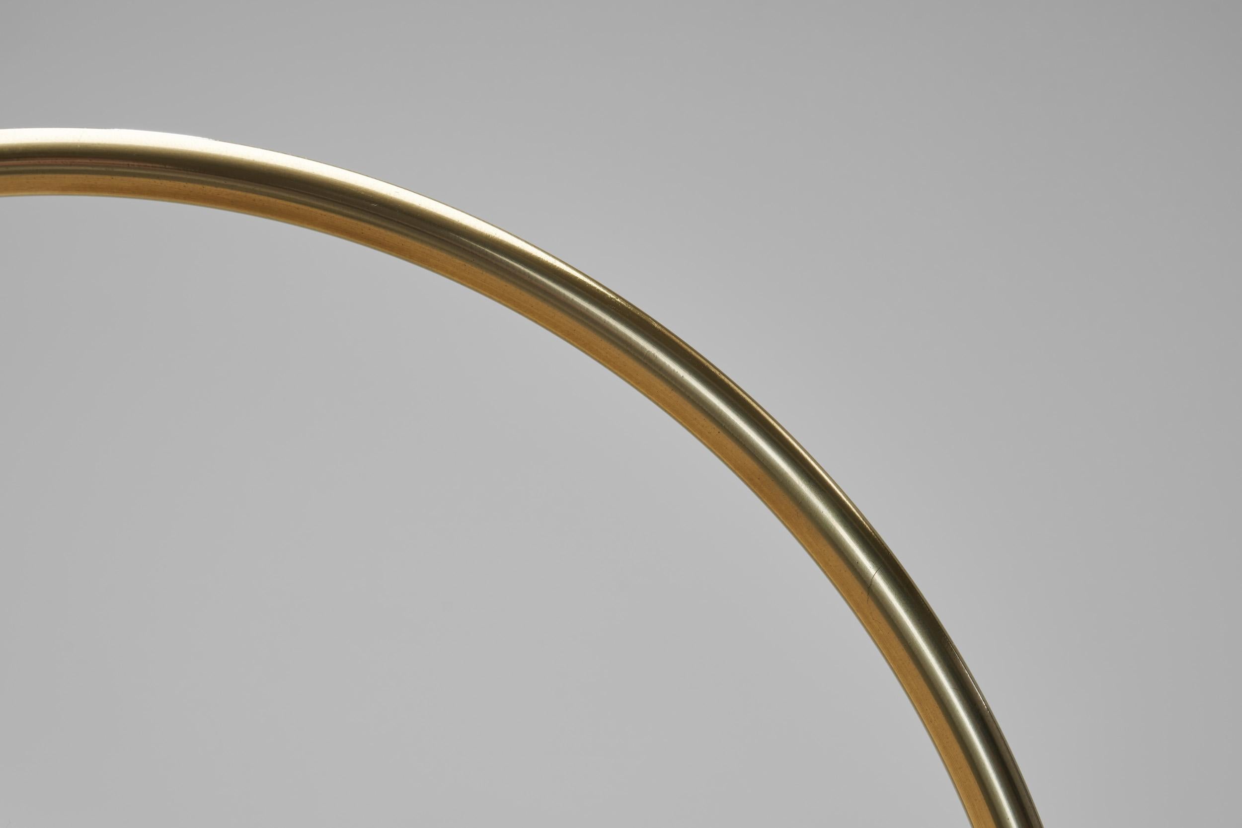 Lampada da terra in ottone curvato, Europa, metà del XX secolo in vendita 10
