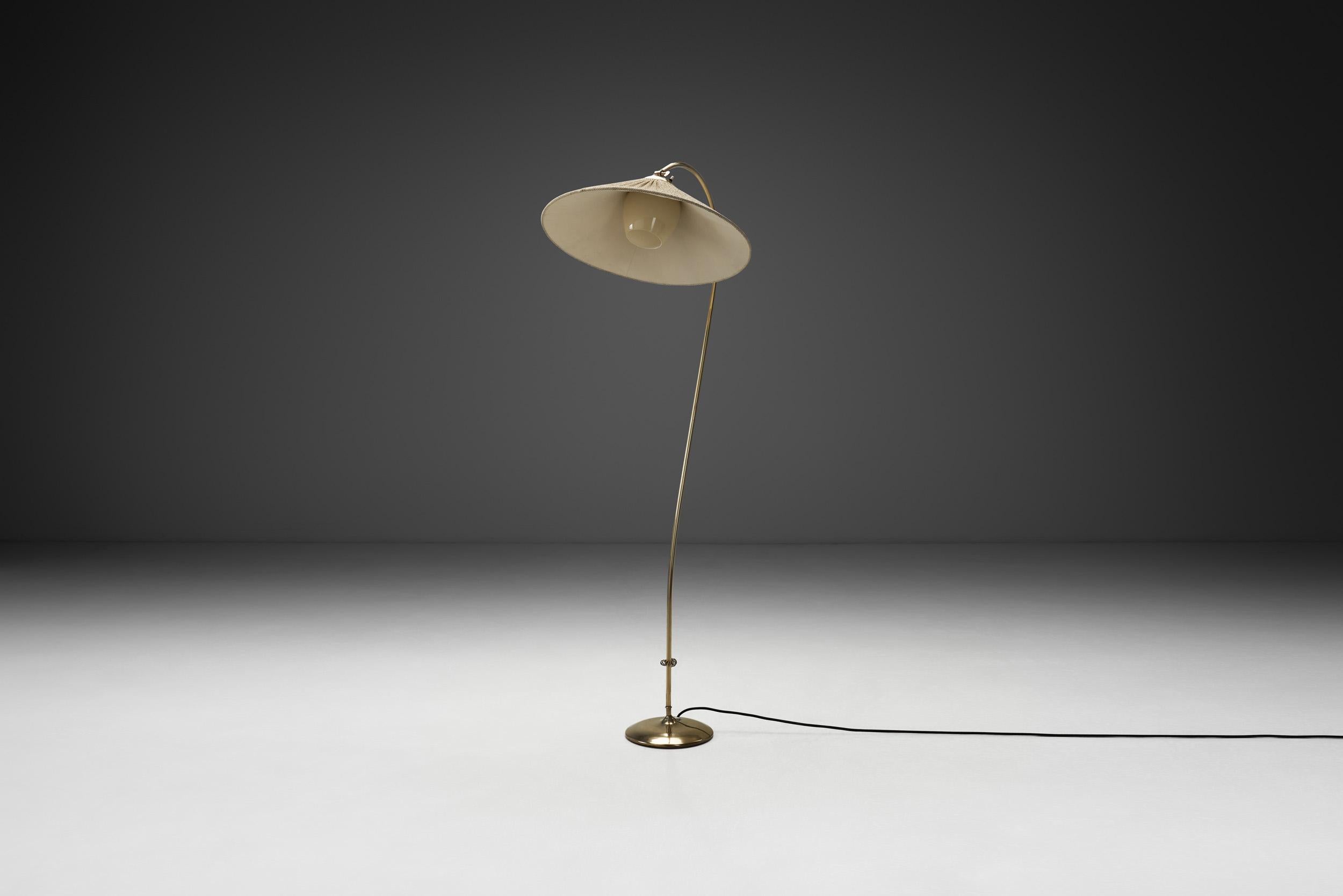 Mid-Century moderno Lampada da terra in ottone curvato, Europa, metà del XX secolo in vendita