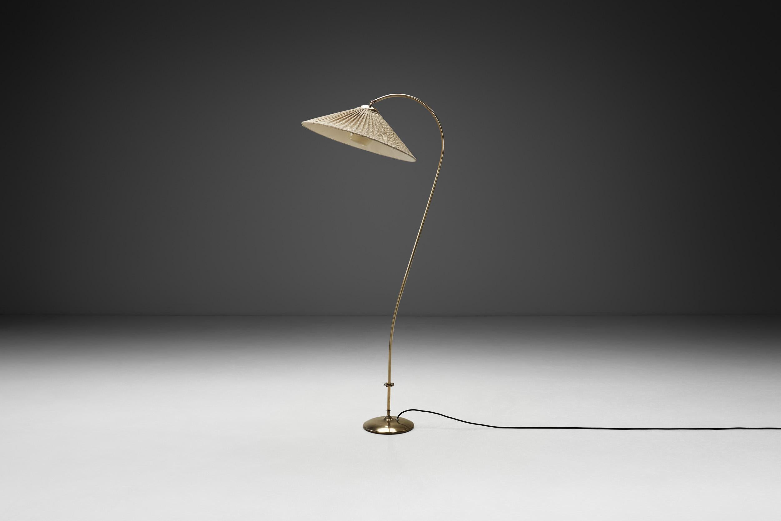 Lampada da terra in ottone curvato, Europa, metà del XX secolo In condizioni buone in vendita a Utrecht, NL