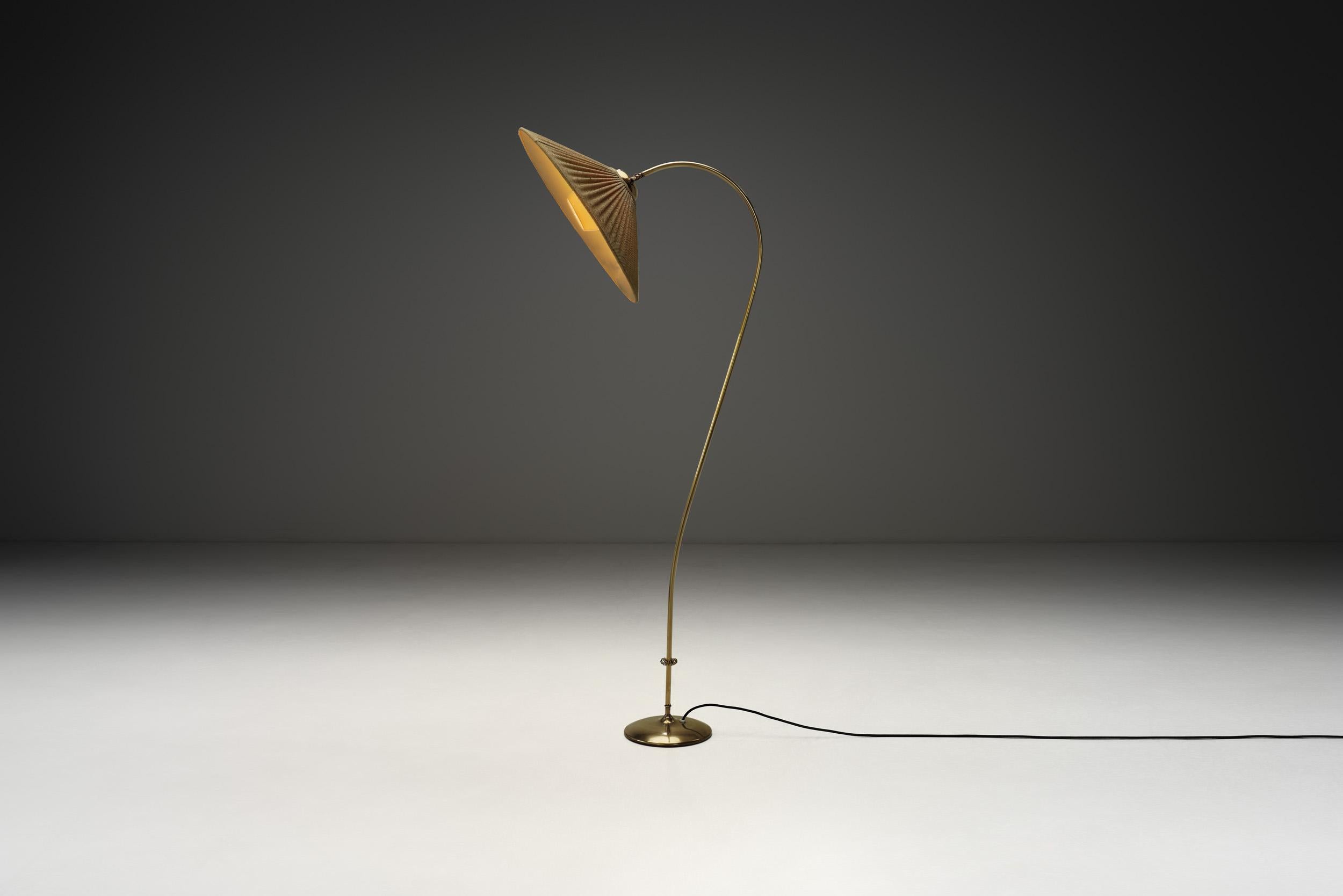 Ottone Lampada da terra in ottone curvato, Europa, metà del XX secolo in vendita