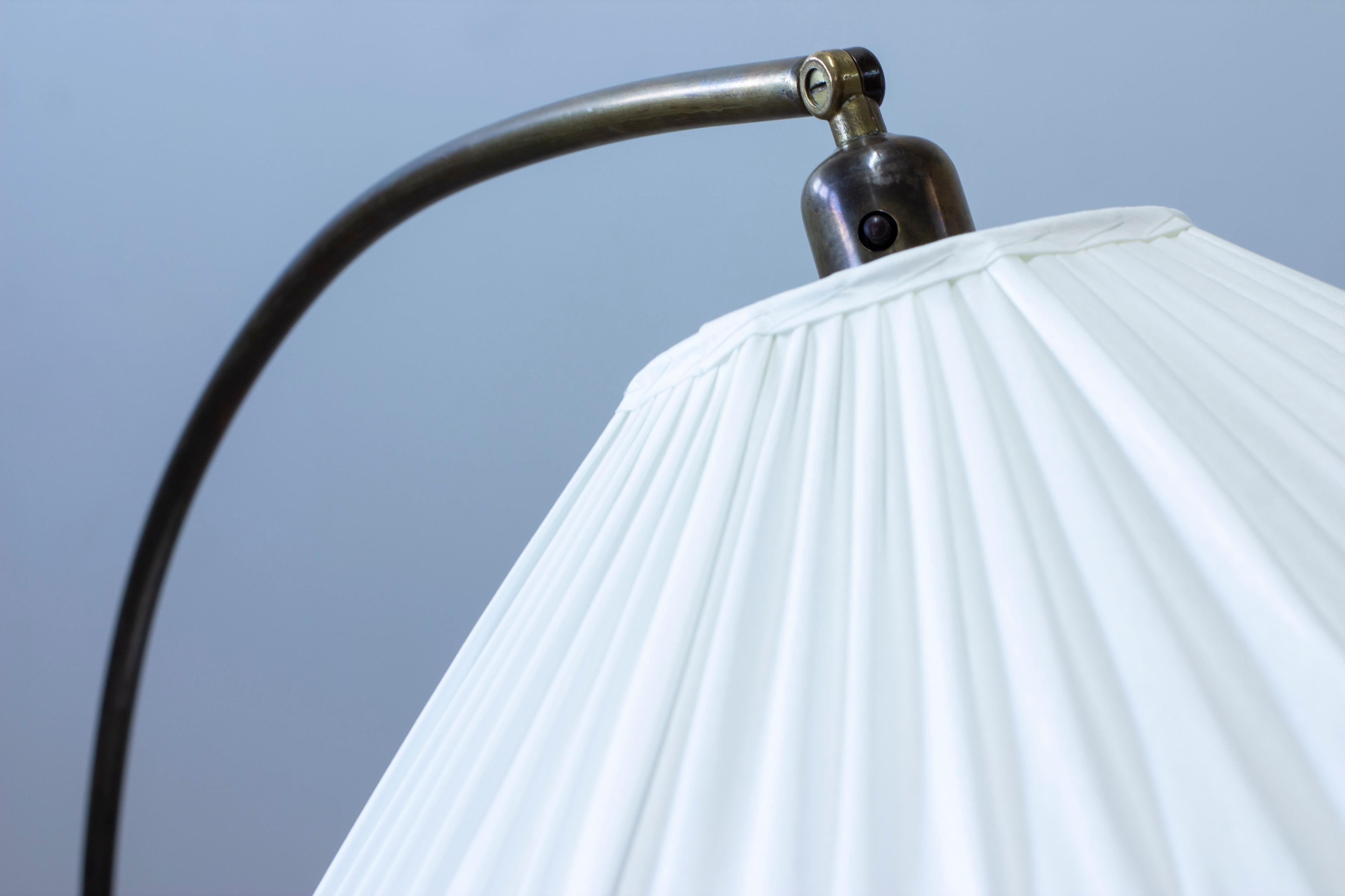 Curved brass floor lamp model A4955 produced in Sweden by ASEA belysning For Sale 4