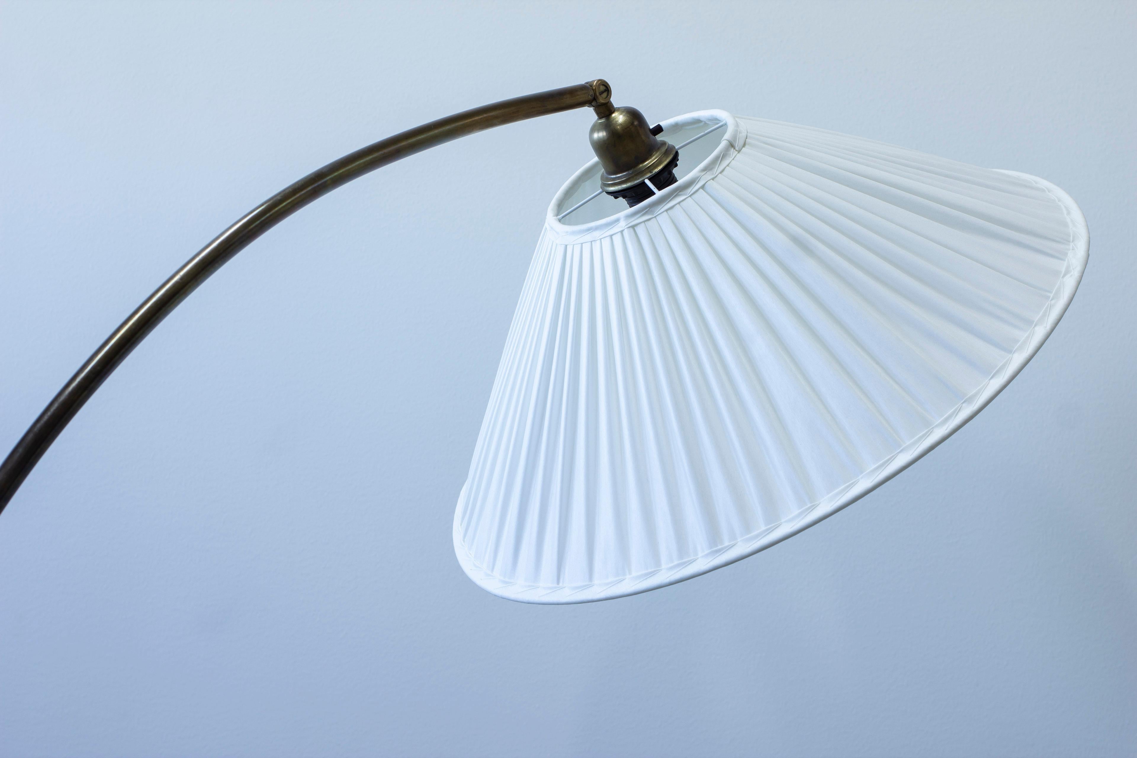 Curved brass floor lamp model A4955 produced in Sweden by ASEA belysning For Sale 5