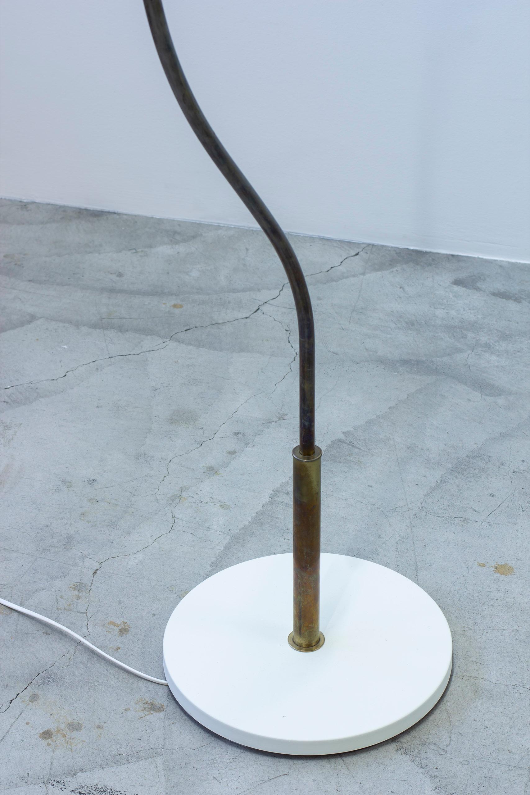 Curved brass floor lamp model A4955 produced in Sweden by ASEA belysning For Sale 6