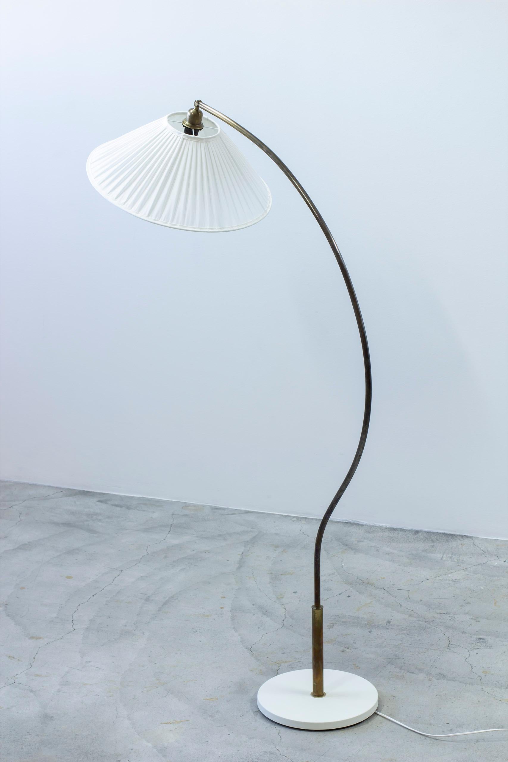 Rare Swedish modern floor lamp model A4955 produced in Sweden by ASEA belysning. White lacquered base with a beautifully curved lamp stem. New lamp shade in hand sewn cotton chintz fabric. The lamp swivels 360 degrees independently from the base. A