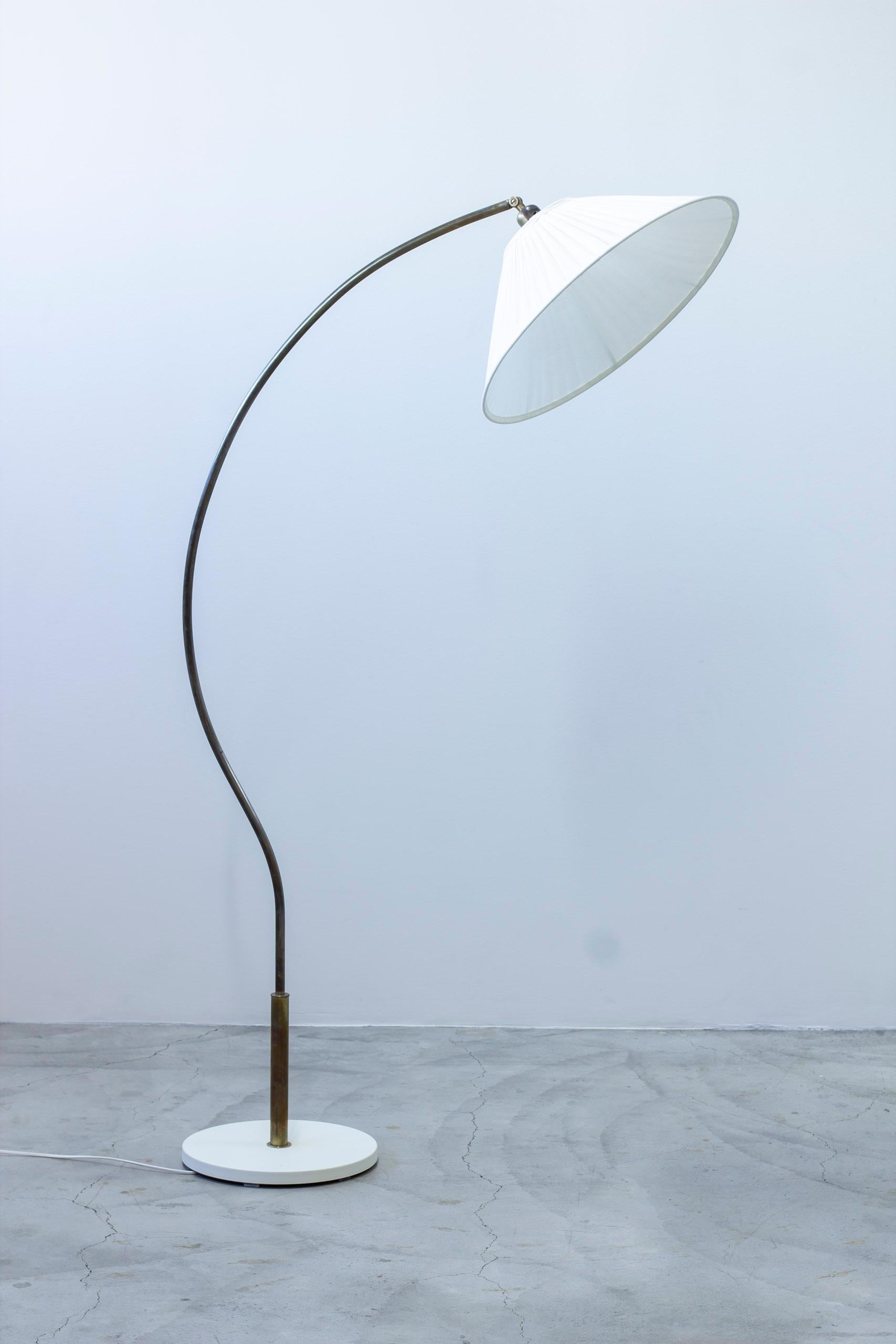 Scandinavian Modern Curved brass floor lamp model A4955 produced in Sweden by ASEA belysning For Sale