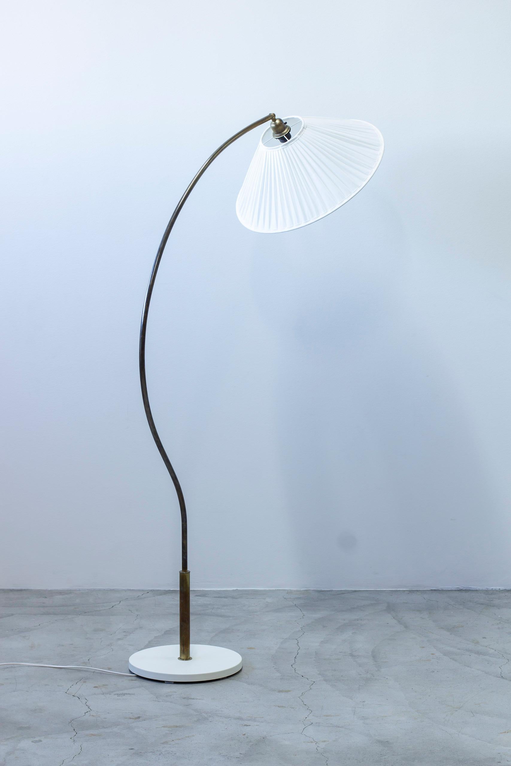 Swedish Curved brass floor lamp model A4955 produced in Sweden by ASEA belysning For Sale