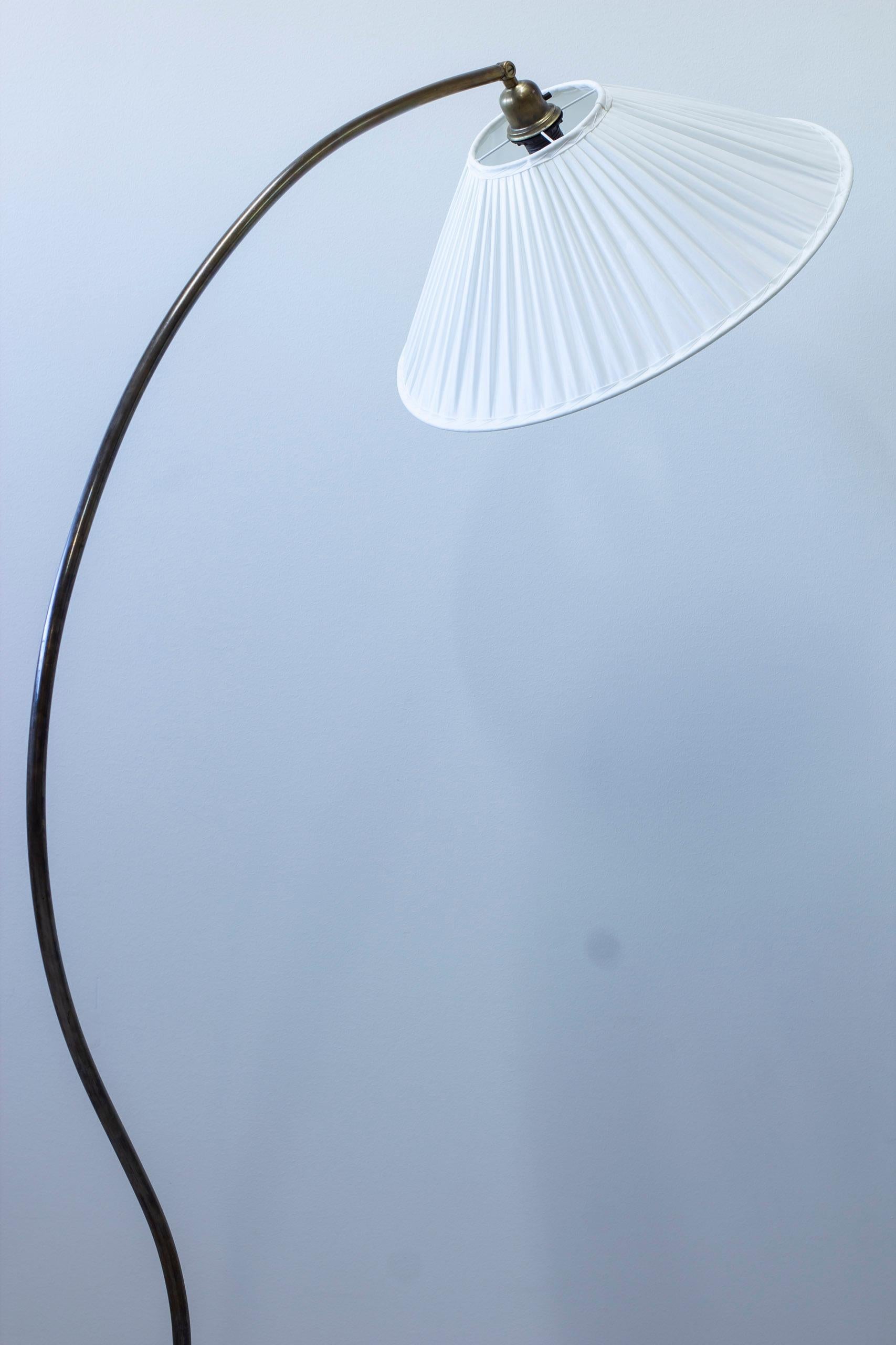 Metal Curved brass floor lamp model A4955 produced in Sweden by ASEA belysning For Sale