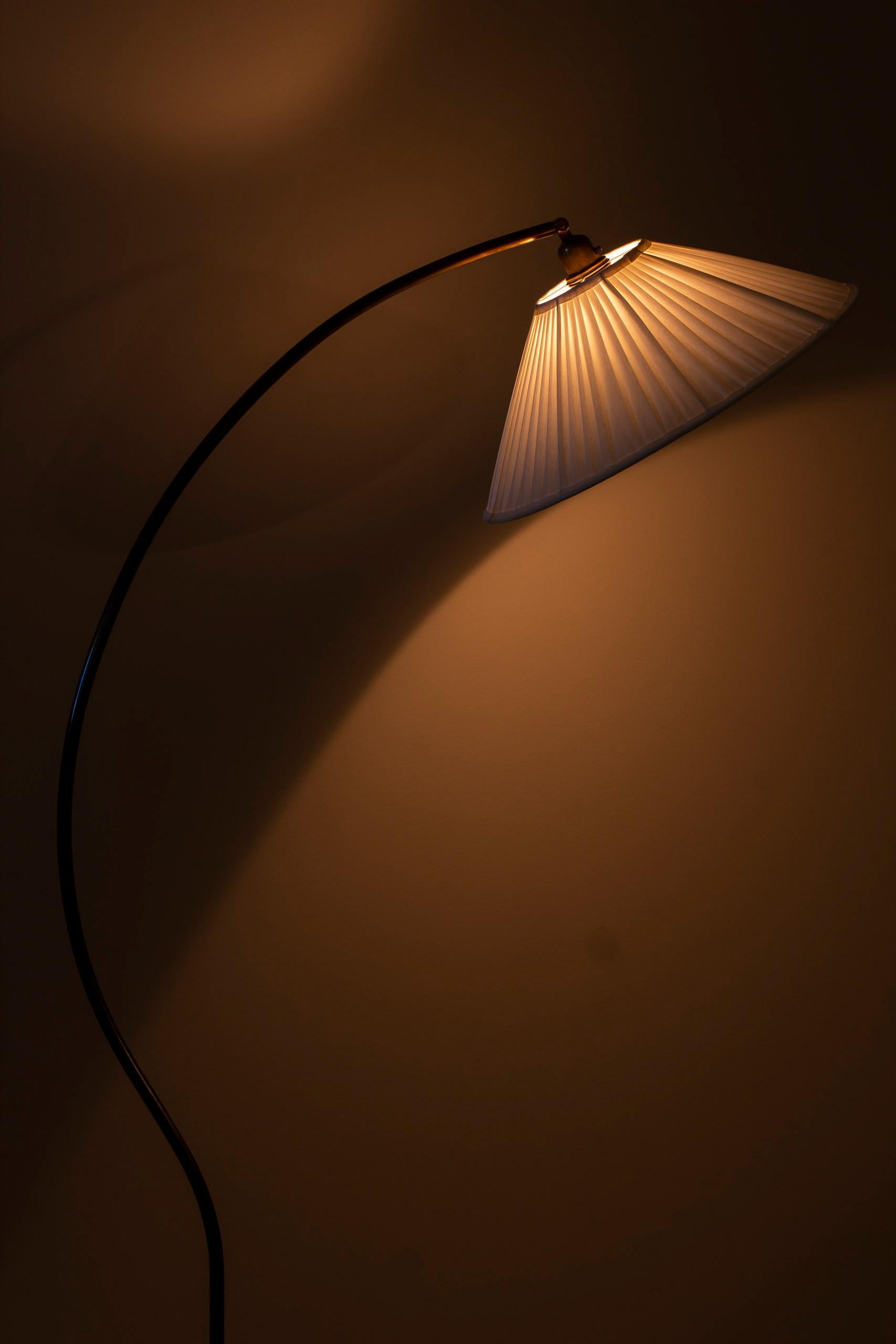Curved brass floor lamp model A4955 produced in Sweden by ASEA belysning For Sale 2