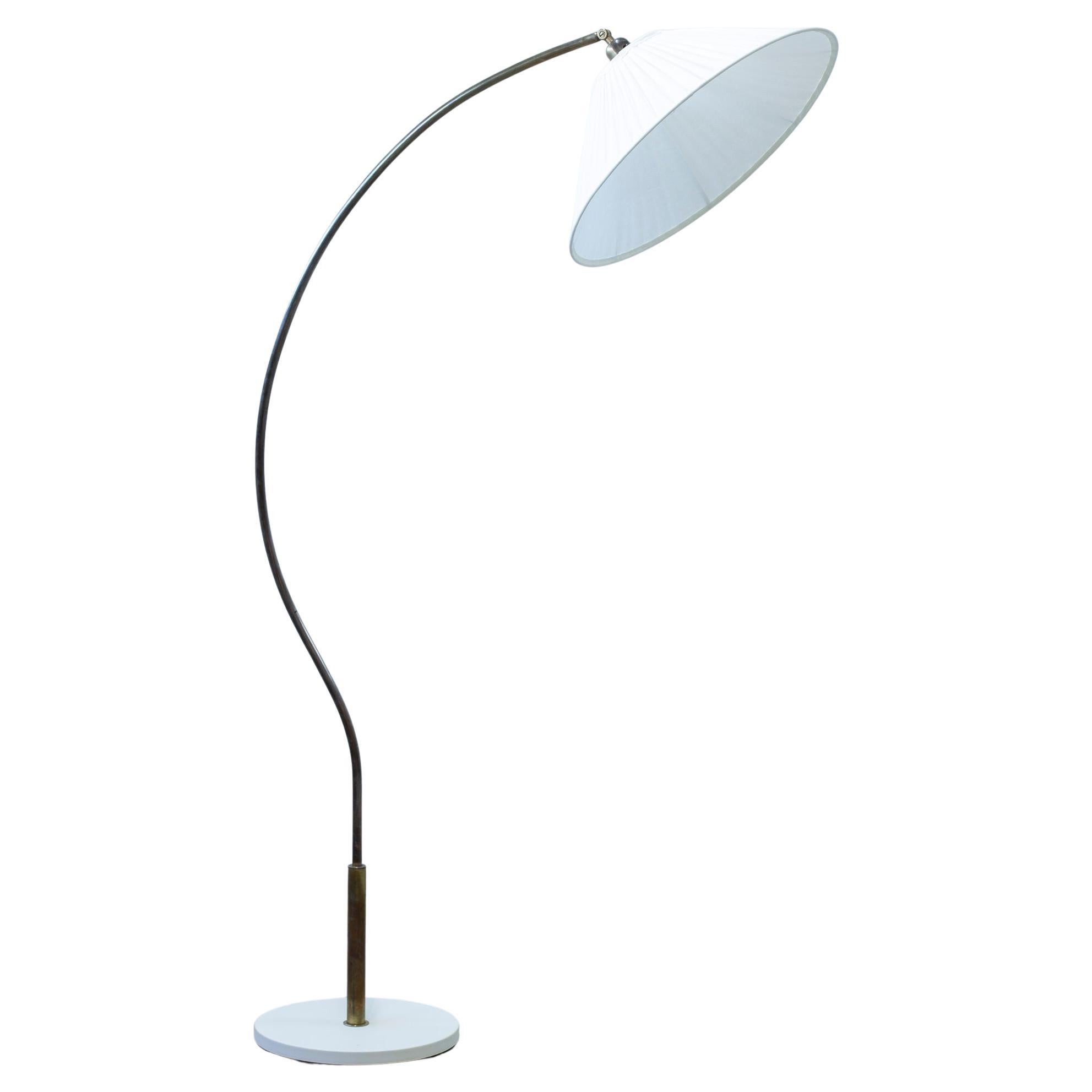 Curved brass floor lamp model A4955 produced in Sweden by ASEA belysning For Sale