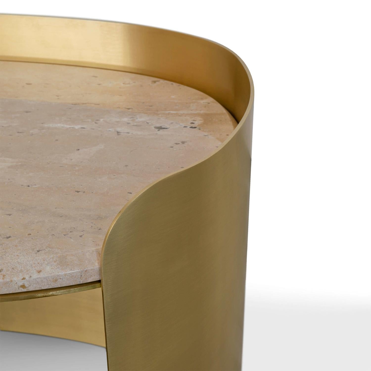 Laiton Table d'appoint ovale en laiton courbé en vente