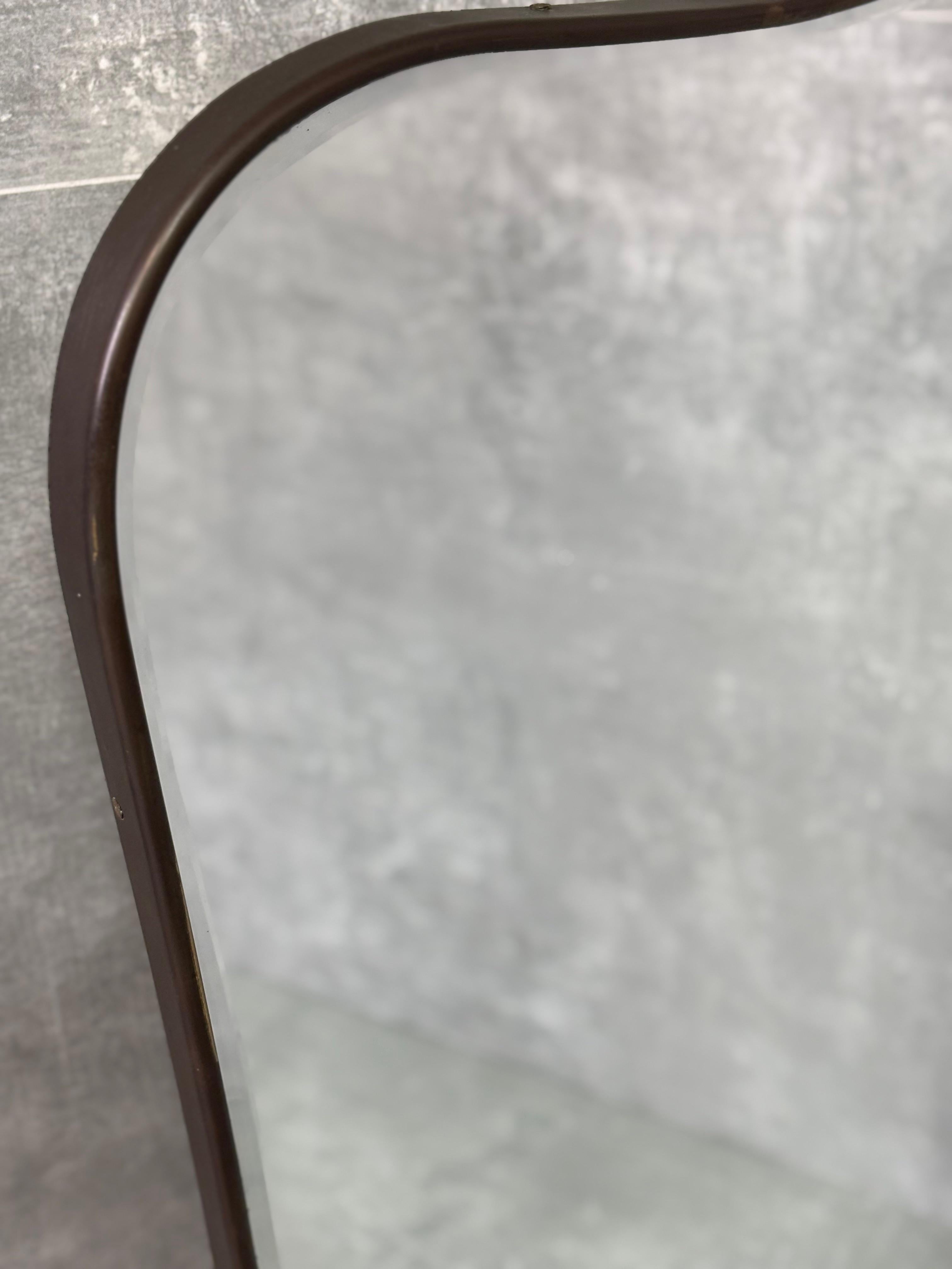 Espejo de pared de latón con forma curva, años 50.