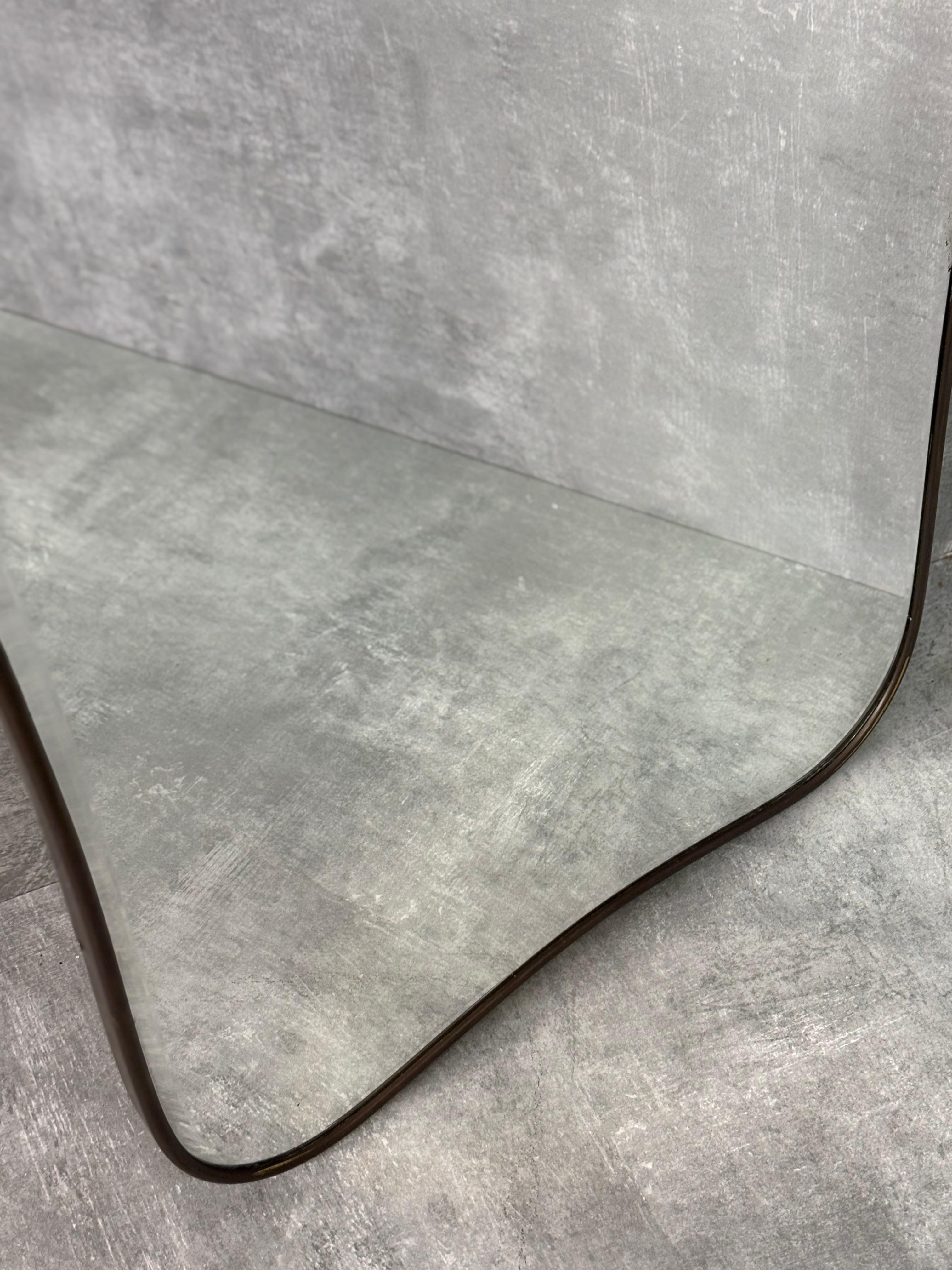 Espejo de pared curvo con forma de latón, años 50 en Bueno estado para la venta en Quarrata, IT