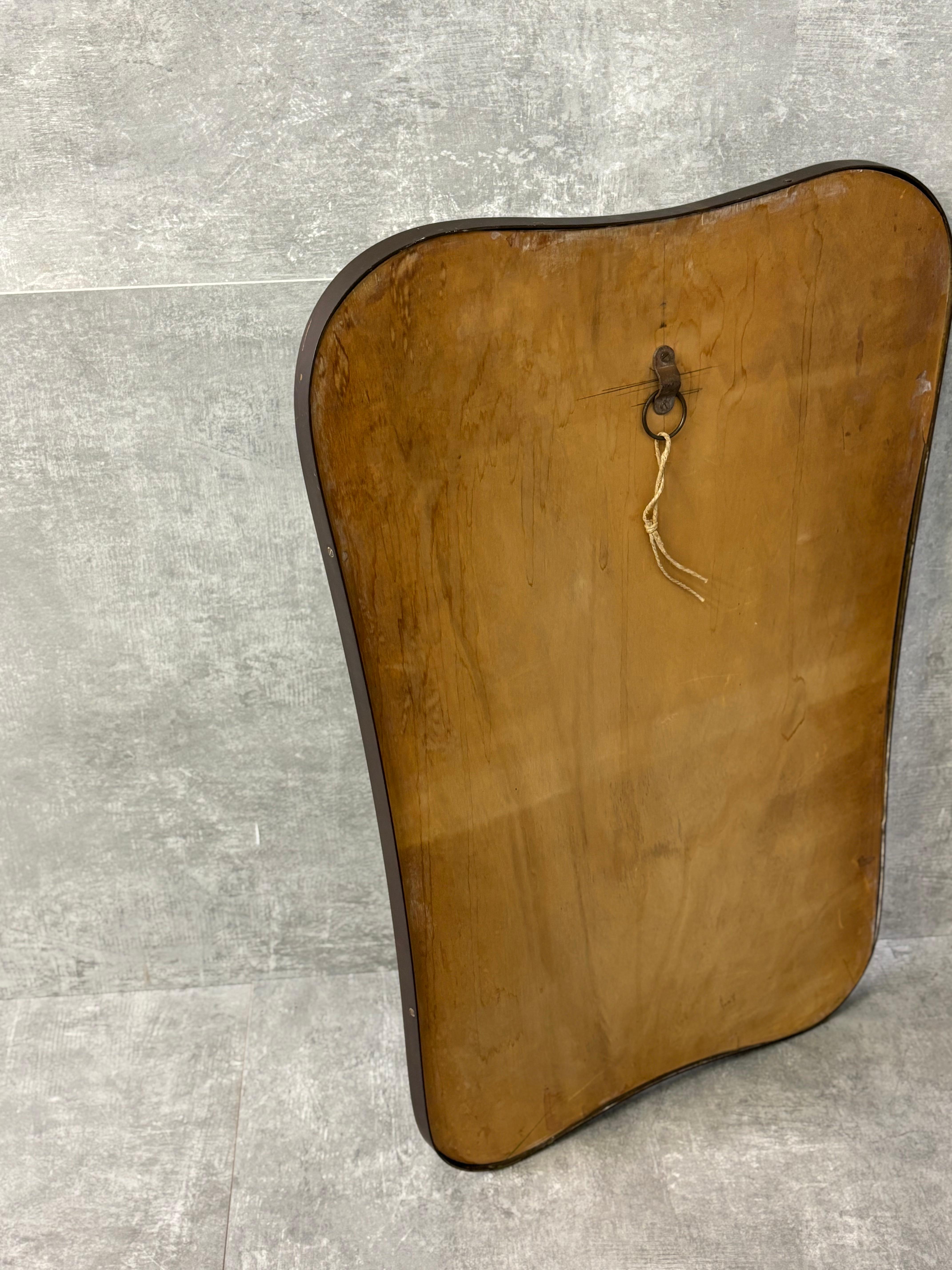 Espejo de pared curvo con forma de latón, años 50 Mid-20th Century en venta