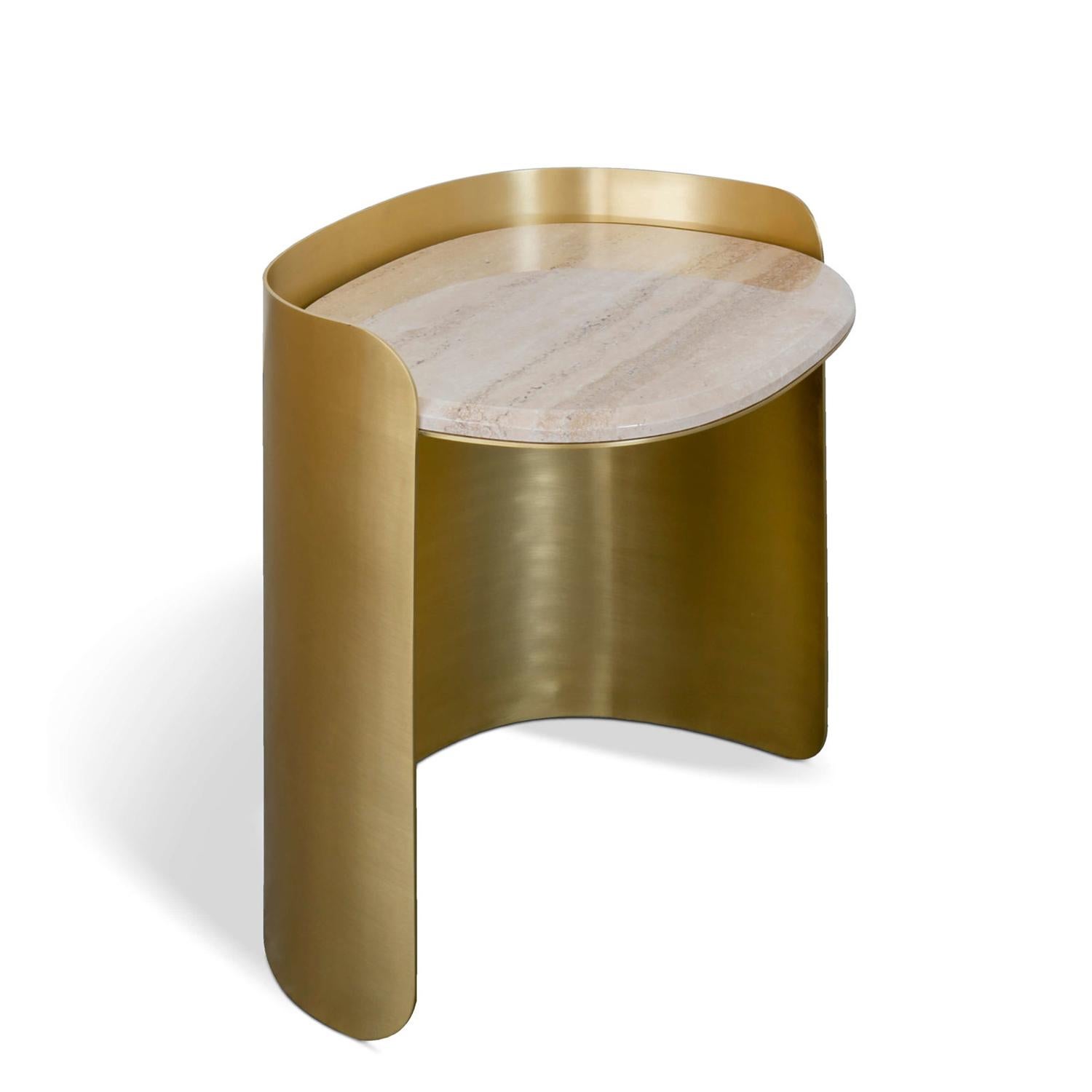 Side table curved brass with structure
in solid brass in aged finish. With oval travertine
stone top.