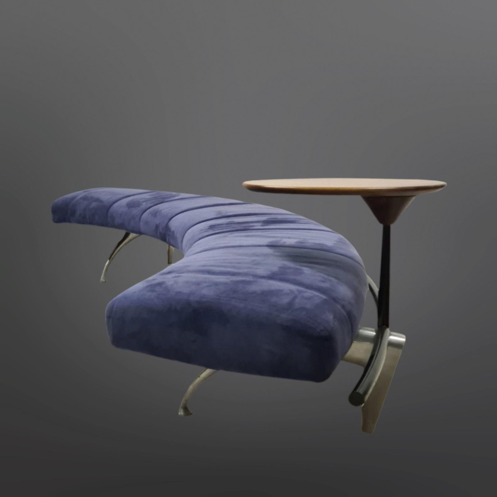 Sofá curvo de diseño postmoderno. Diseñado por Rodolfo Dordoni para Moroso en los años ochenta. Parte de la serie 
