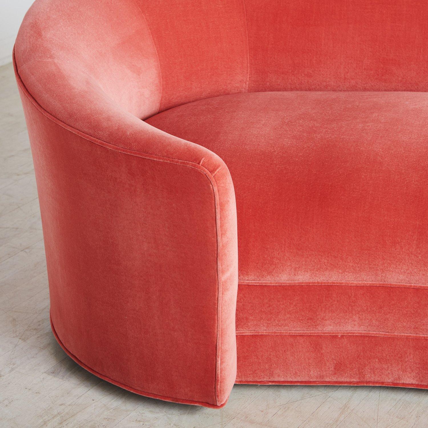 Curved Chaise Lounge in Pink Velvet, USA 20th Century In Good Condition In Chicago, IL